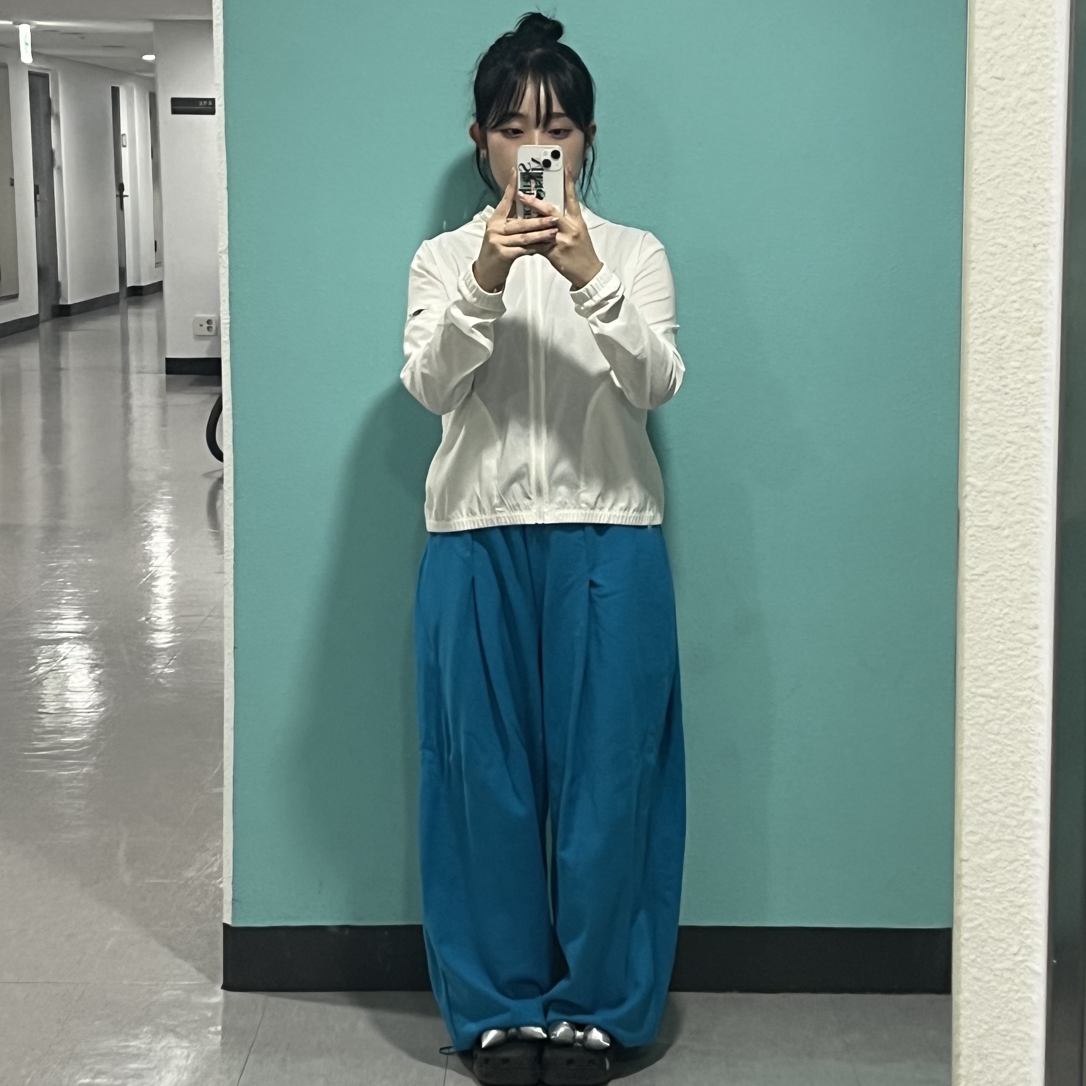(W) Crocs Classic Platform Clog Black, Nike Windrunner Running Jacket White - Asia 착용 스타일 - 3