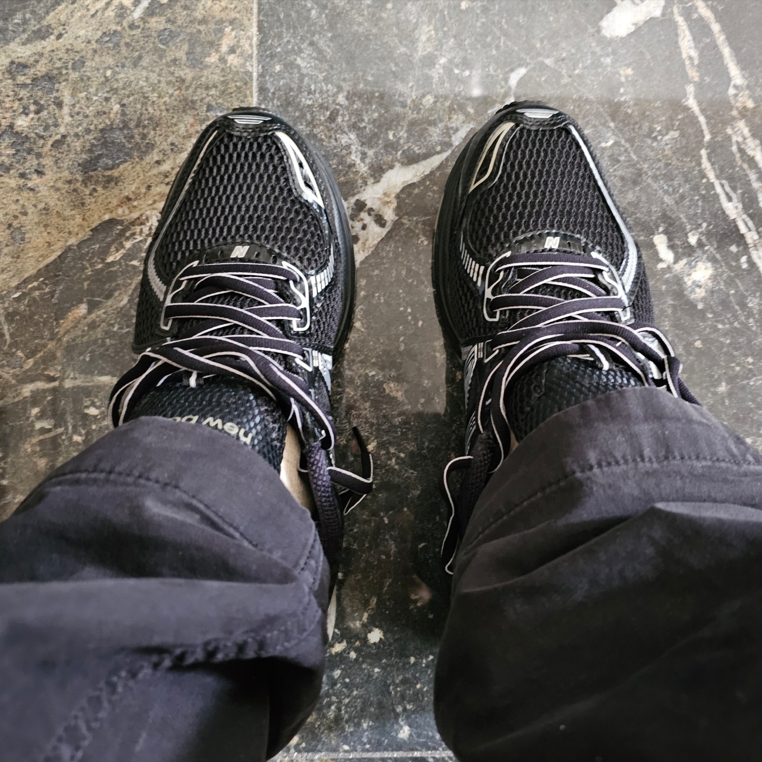 New Balance 860v2 Black Grey 착용 스타일 - 2