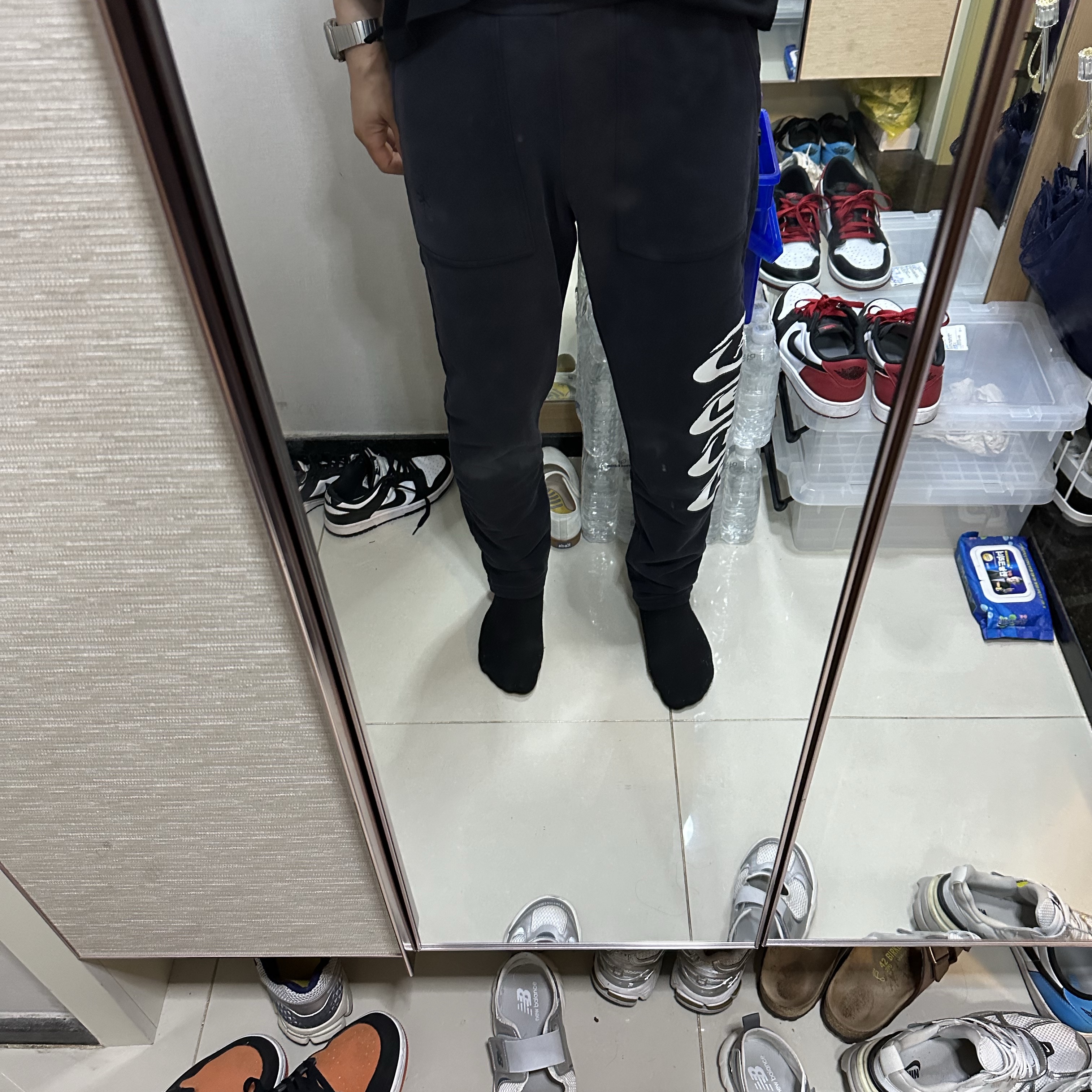 Jordan x Travis Scott Fleece Pants Black (DZ5508-045) 착용 스타일 - 4