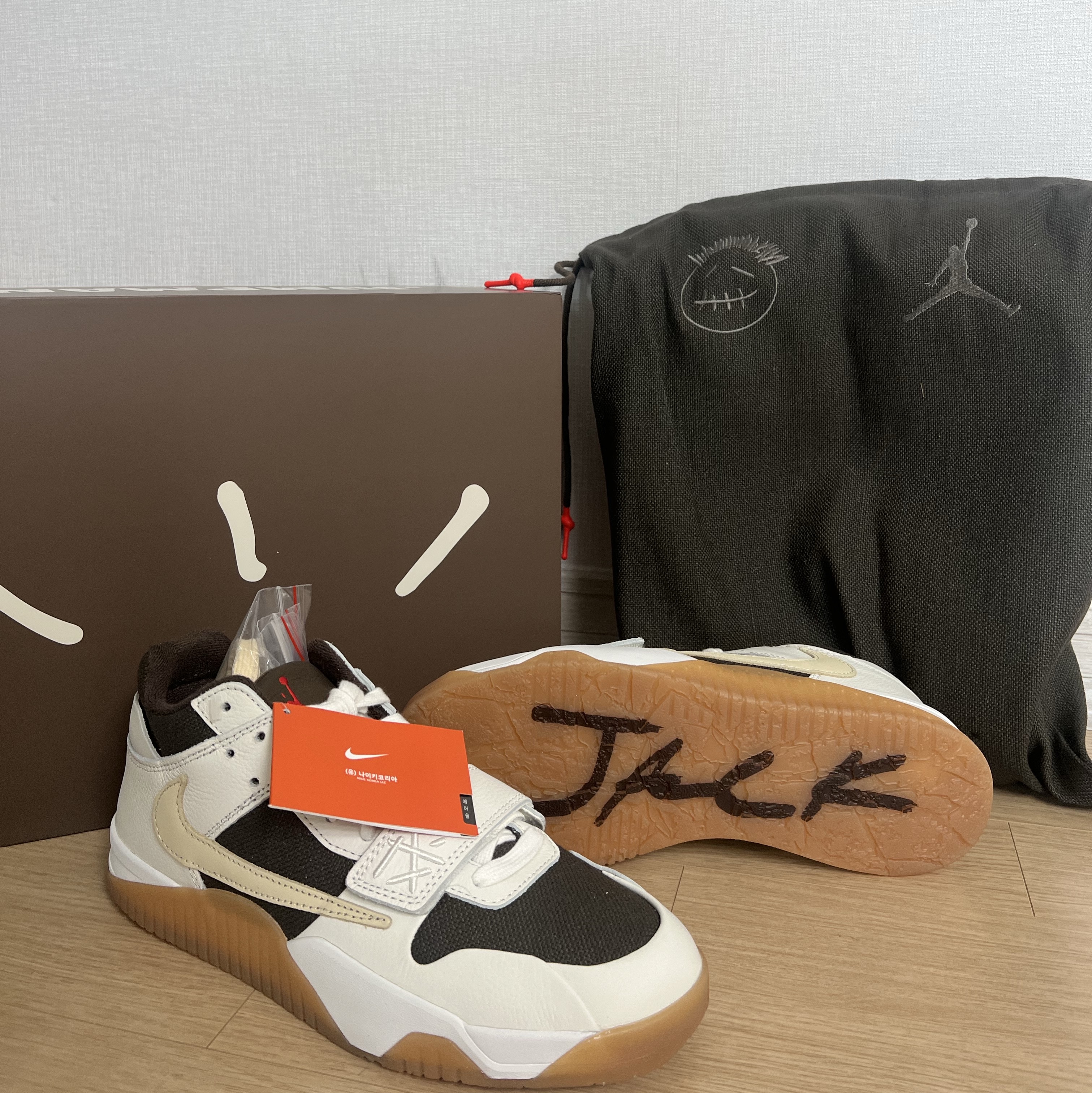 Jordan x Travis Scott Jumpman Jack TR Sail and Dark Mocha 착용 스타일