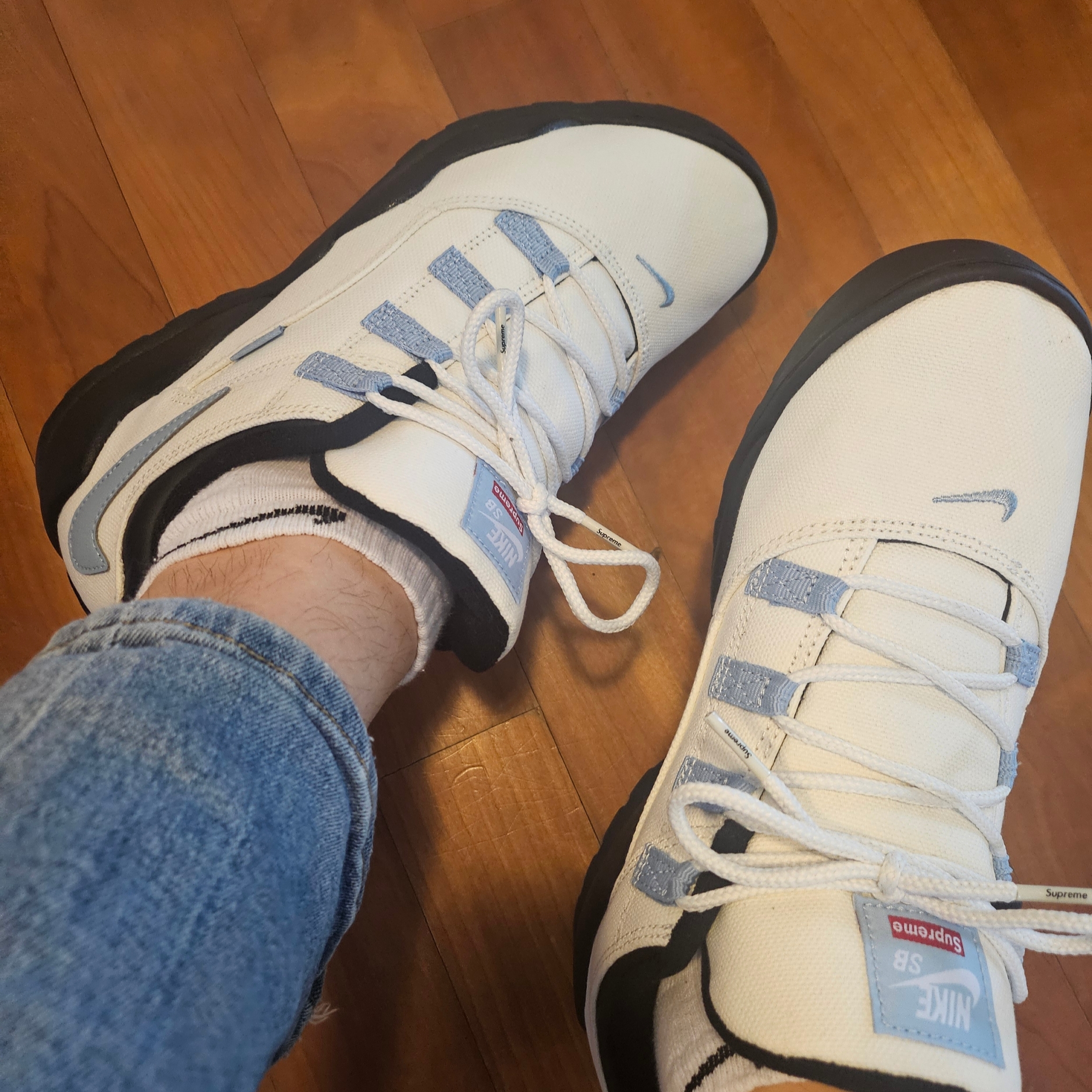 Nike x Supreme SB Darwin Low White 착용 스타일