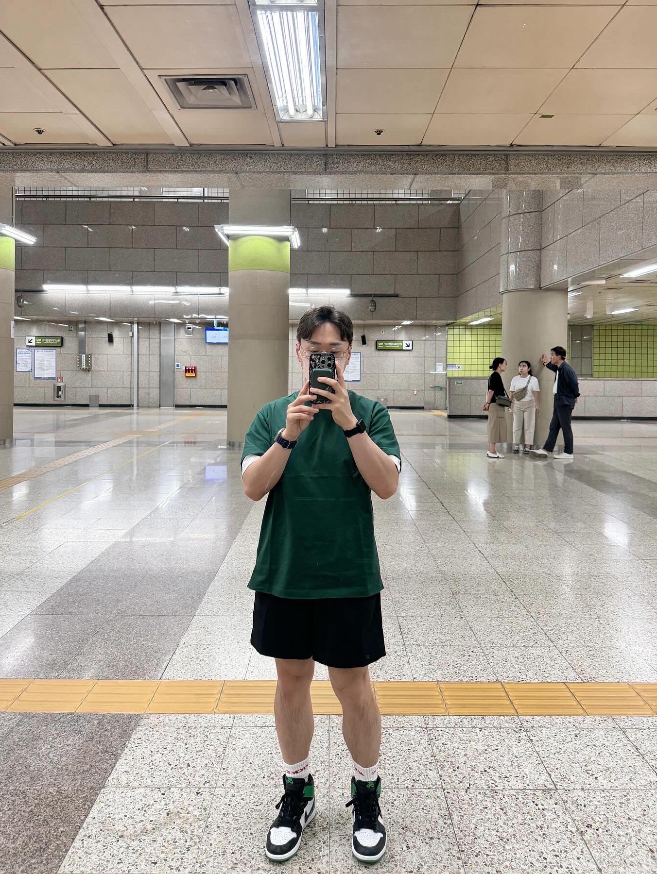 Wooyoungmi Crown Back Logo T-Shirt Green - 23FW, Jordan 1 Retro High OG Black and Lucky Green 착용 스타일 - 1