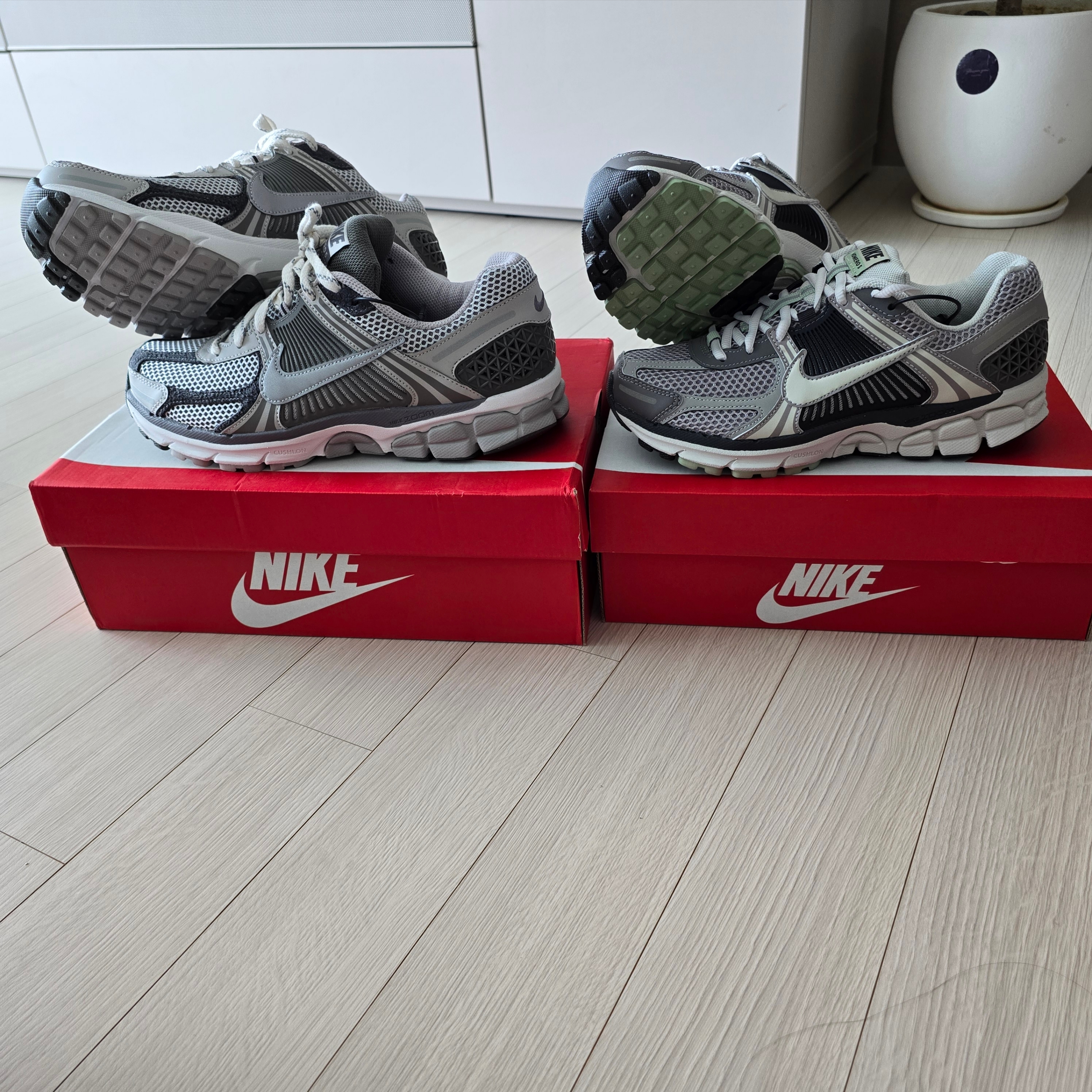(W) Nike Zoom Vomero 5 Cobblestone and Flat Pewter, Nike Zoom Vomero 5 PRM Light Iron Ore and Flat Fewter 착용 스타일 - 3