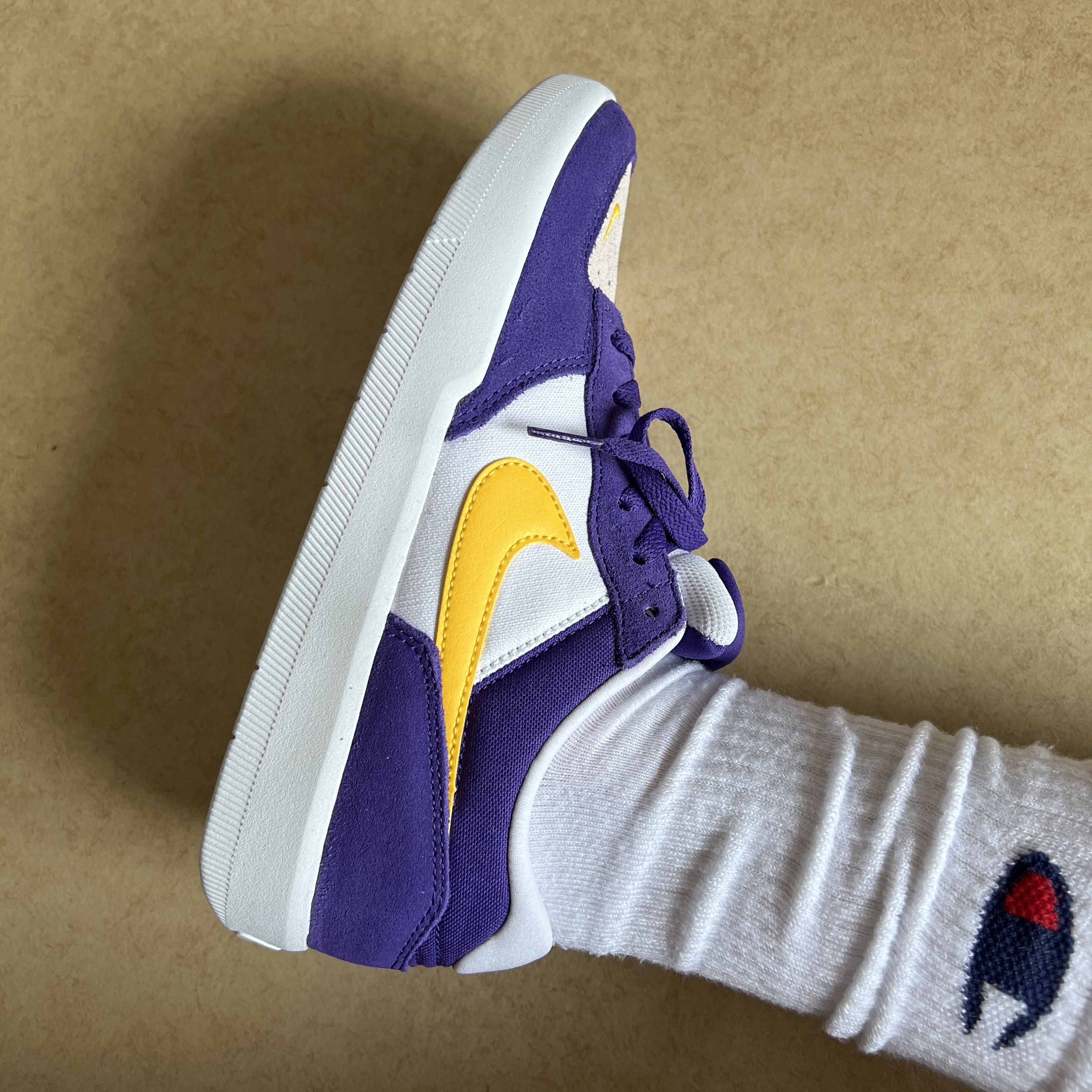 Nike SB Force 58 Court Purple Amarillo 착용 스타일 - 1