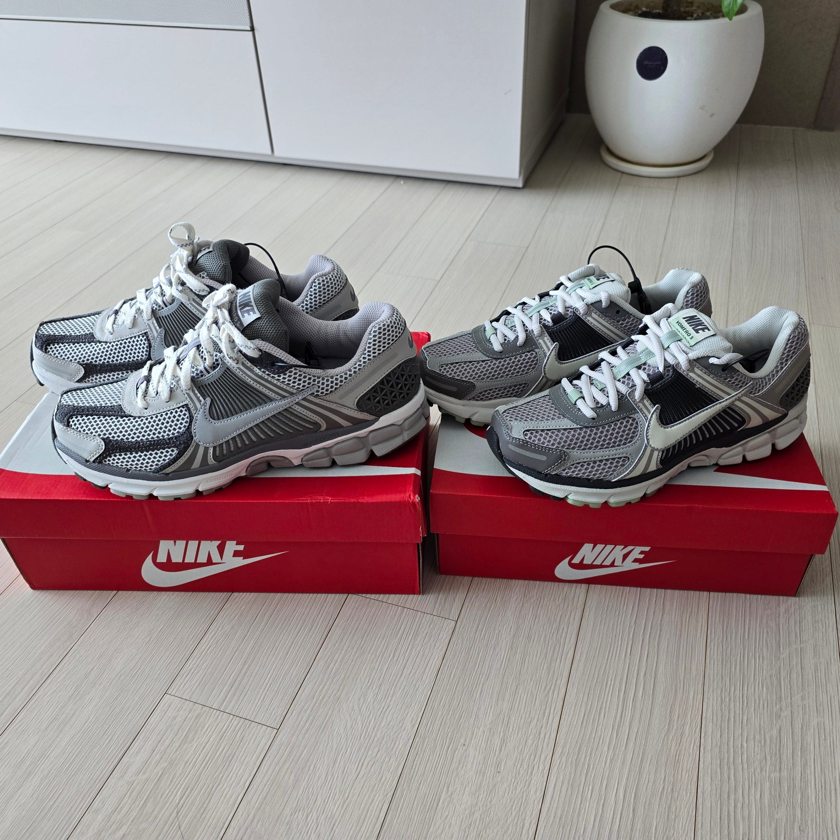 (W) Nike Zoom Vomero 5 Cobblestone and Flat Pewter, Nike Zoom Vomero 5 PRM Light Iron Ore and Flat Fewter 착용 스타일 - 2