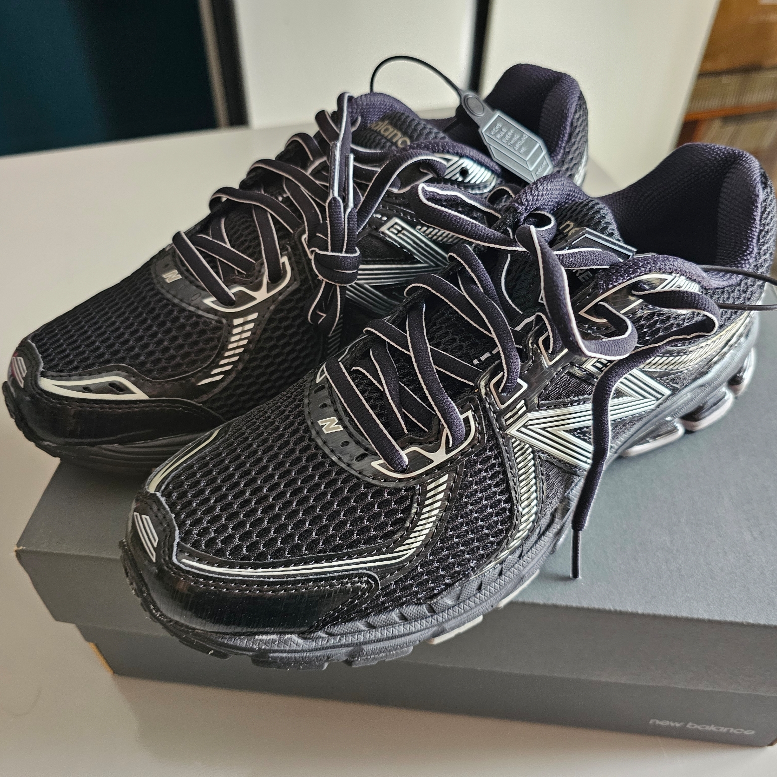 New Balance 860v2 Black Grey 착용 스타일 - 1