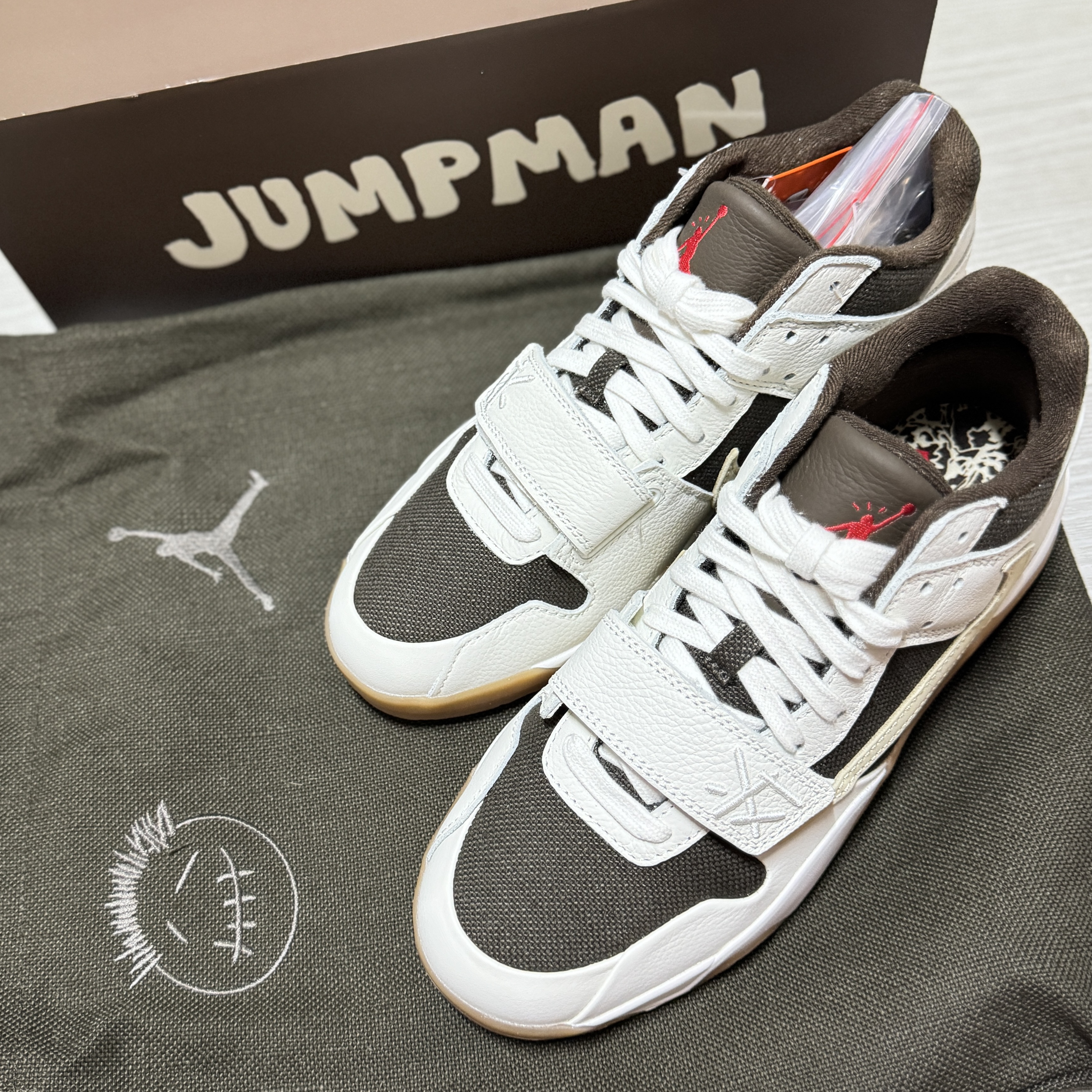 Jordan x Travis Scott Jumpman Jack TR Sail and Dark Mocha 착용 스타일