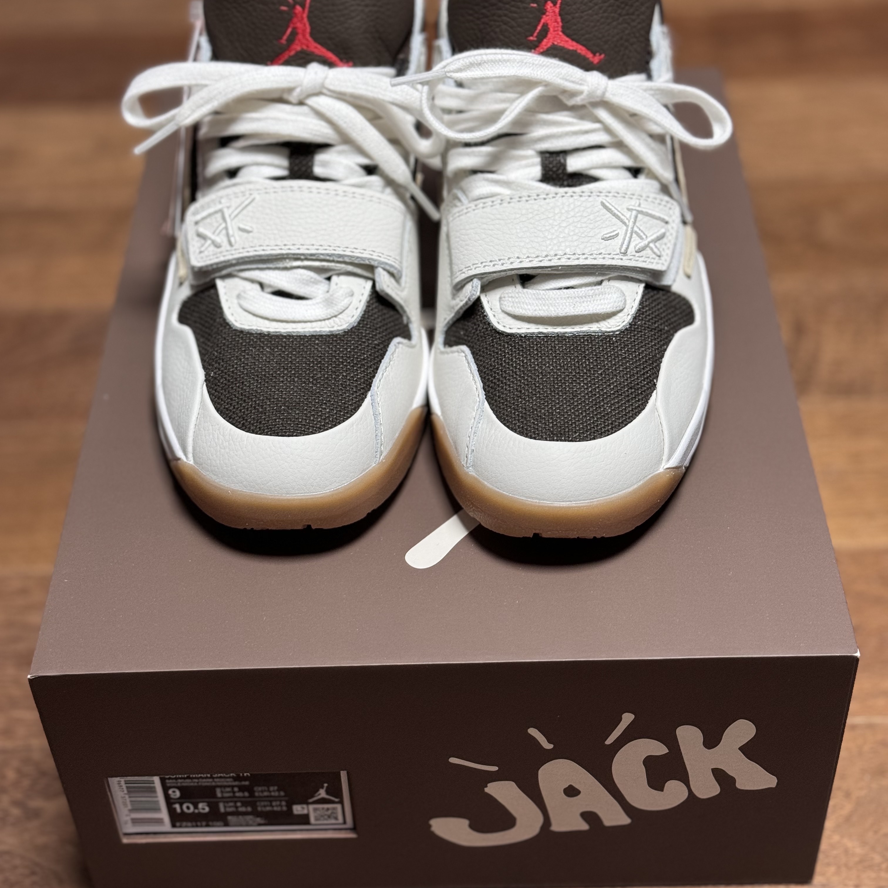 Jordan x Travis Scott Jumpman Jack TR Sail and Dark Mocha 착용 스타일 - 2
