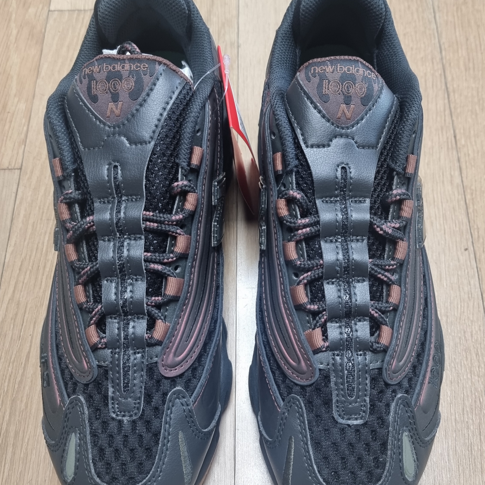 New Balance x Joe Freshgoods 1000 Pirate Black Nutmeg 착용 스타일 - 1