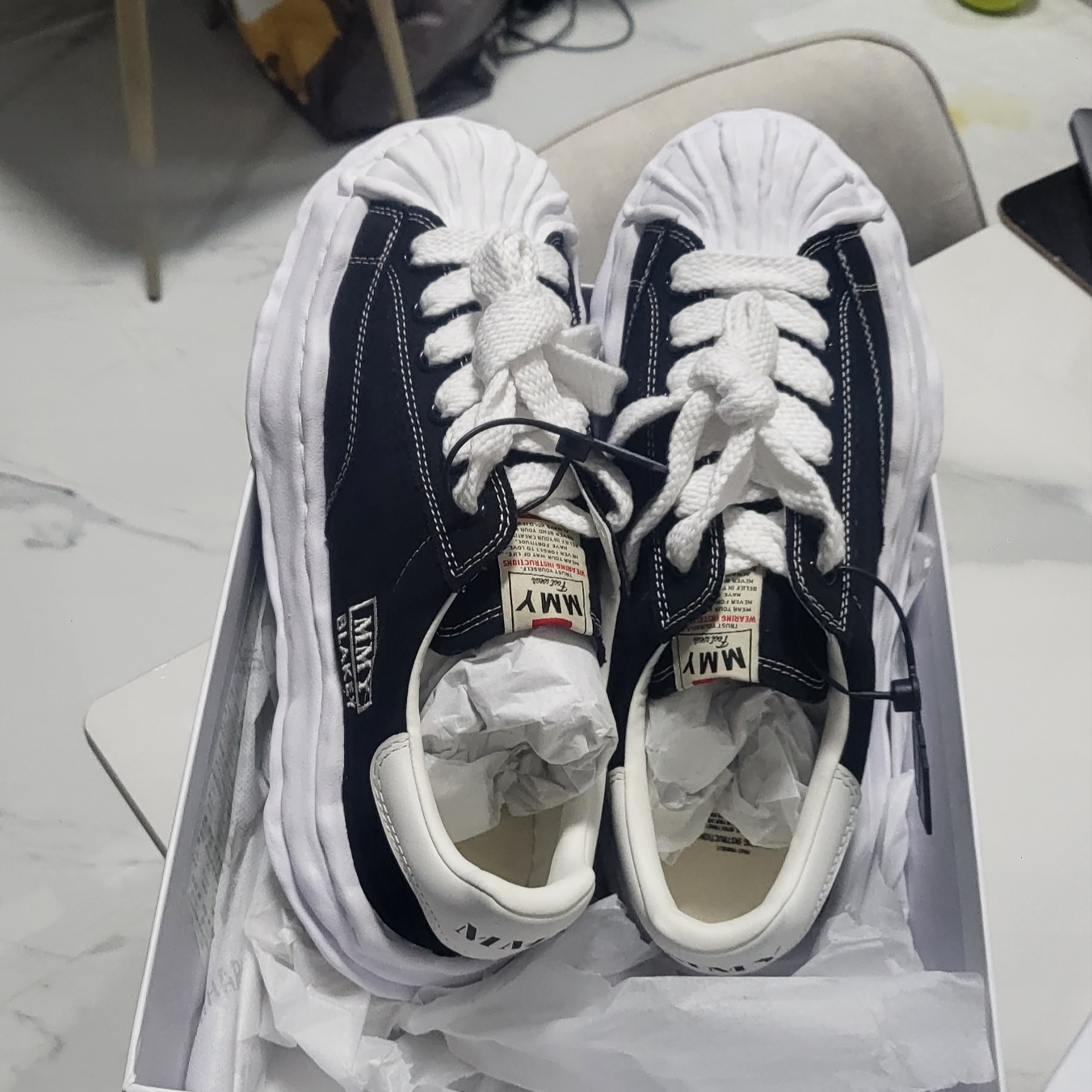 Maison Mihara Yasuhiro Blakey OG Sole Canvas Low-top Sneakers Black White 착용 스타일 - 2