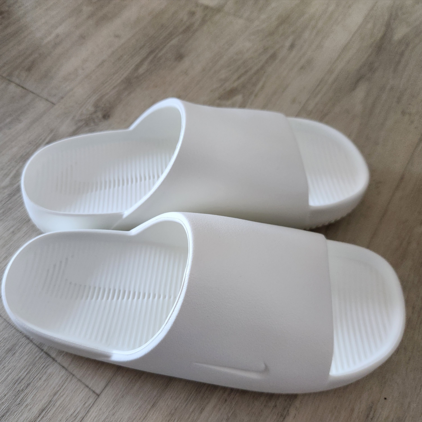 Nike Calm Slide Sail 착용 스타일