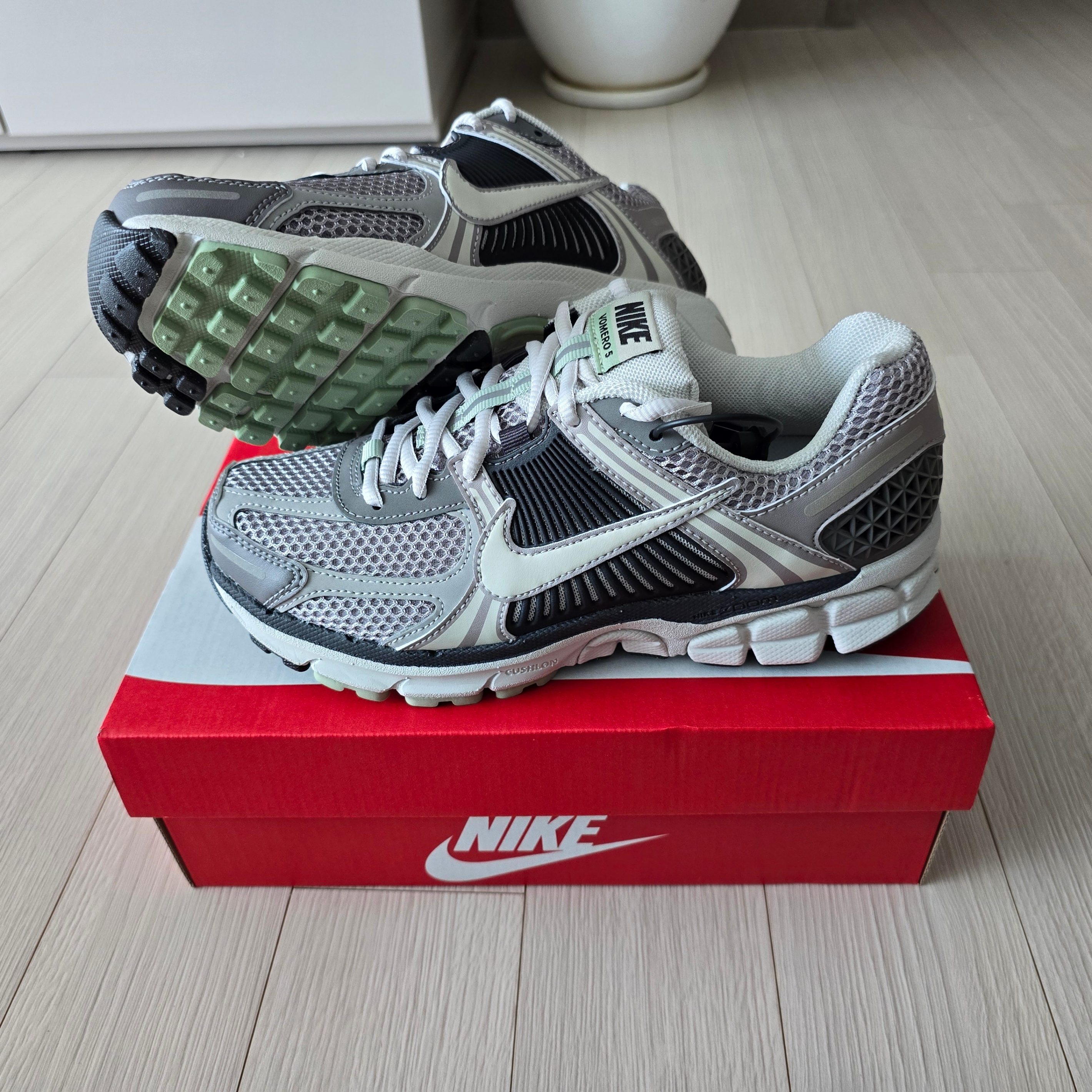 (W) Nike Zoom Vomero 5 Cobblestone and Flat Pewter 착용 스타일 - 1