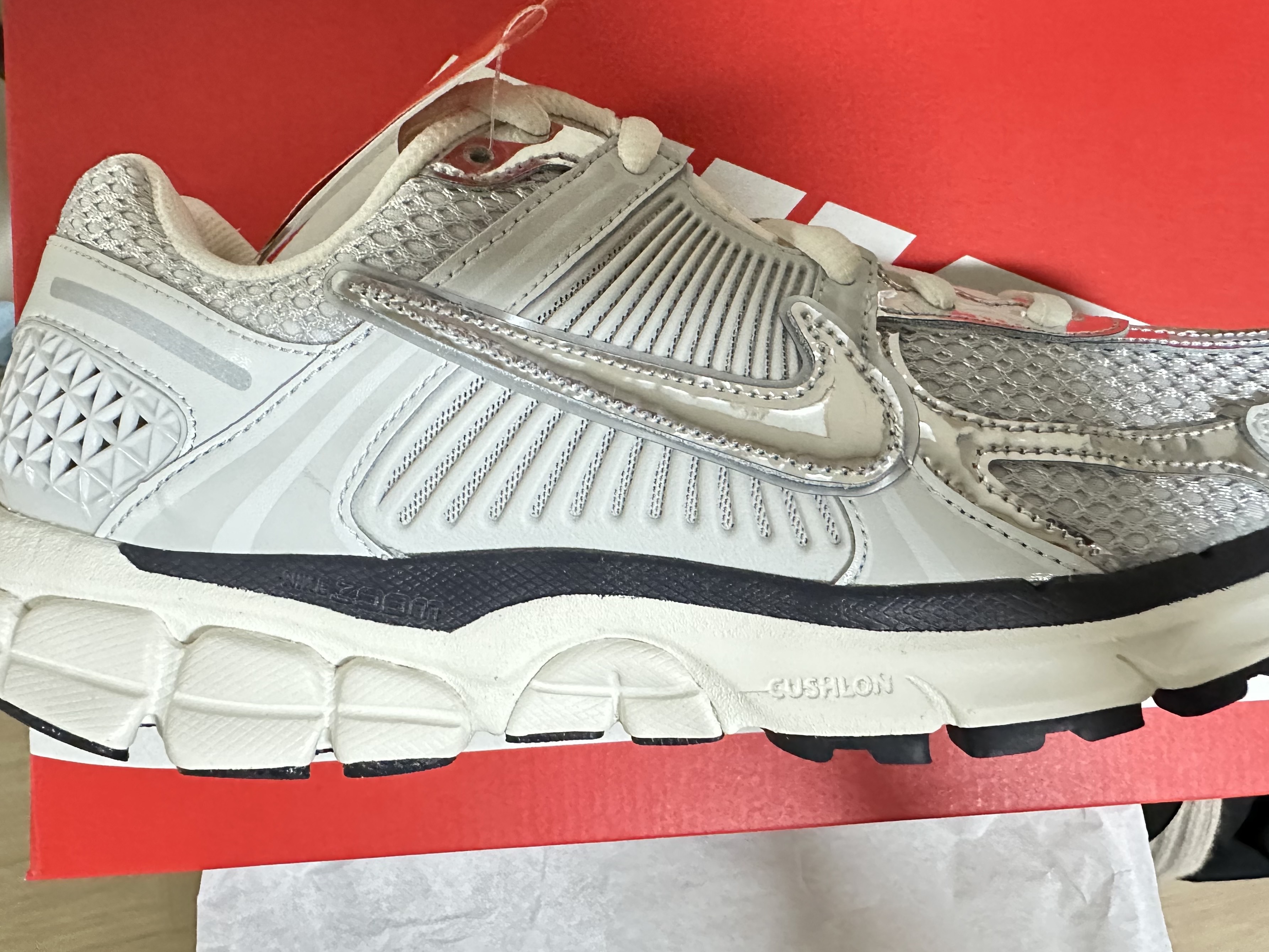 Nike Zoom Vomero 5 Photon Dust Gridiron 착용 스타일