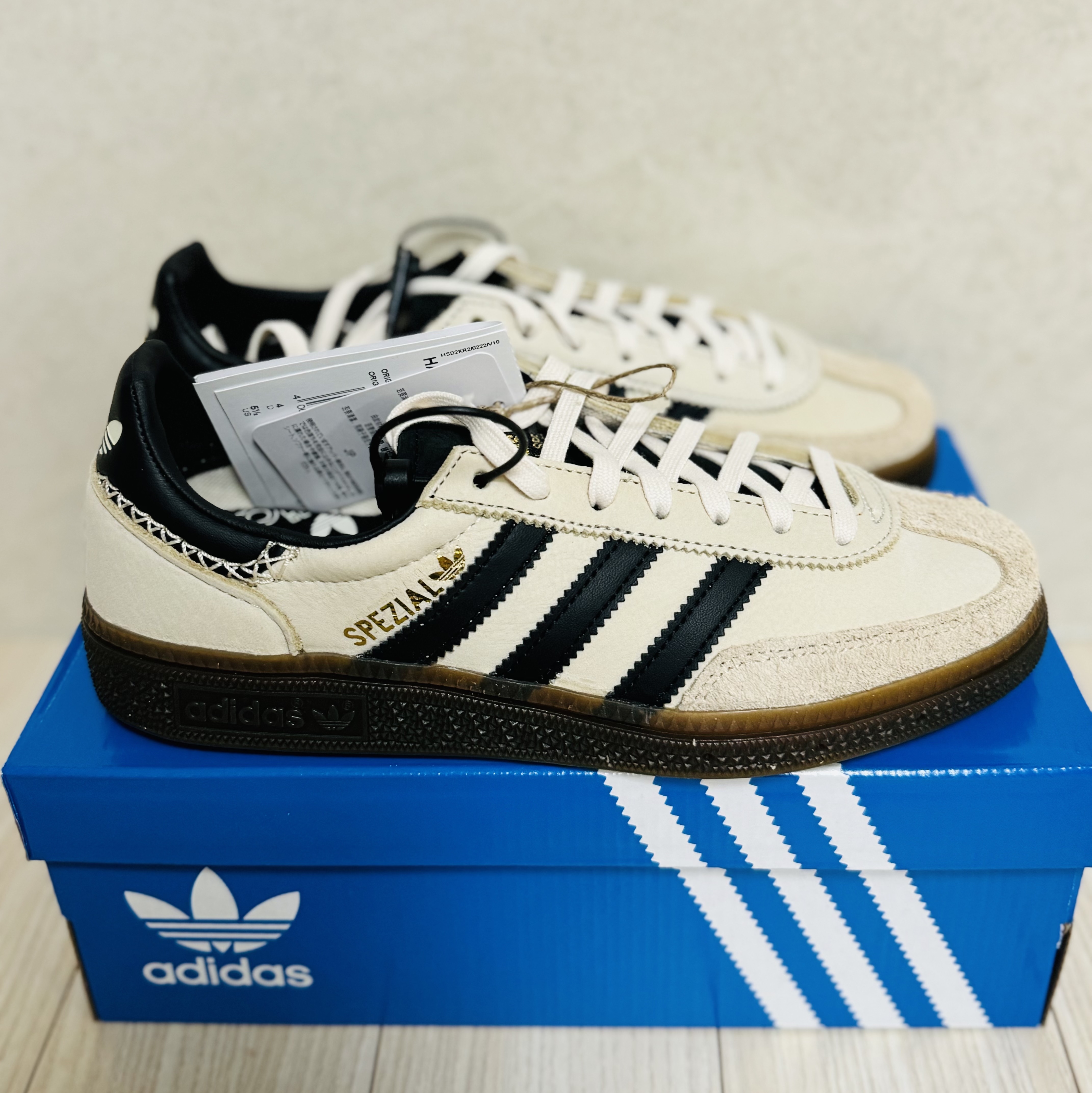 (W) Adidas Spezial Handball Wonder White Core Black 착용 스타일 - 3
