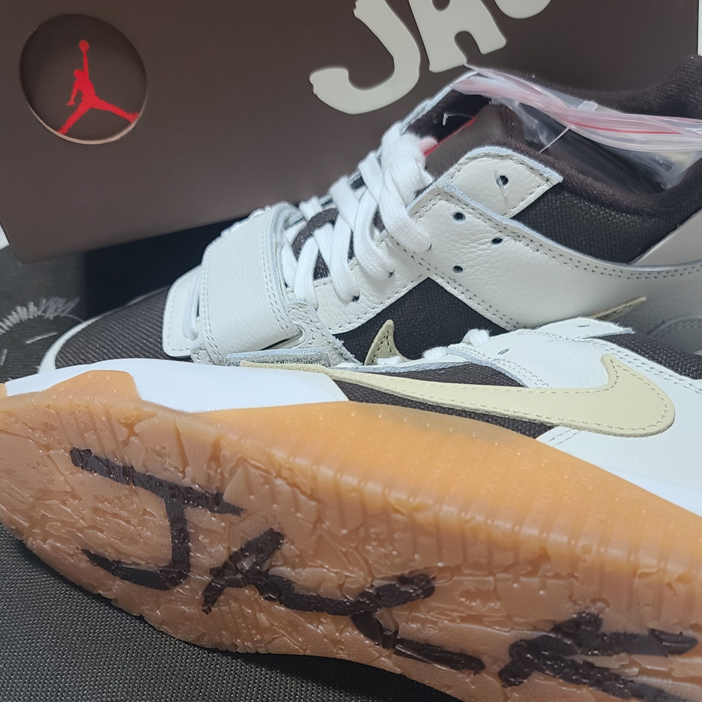 Jordan x Travis Scott Jumpman Jack TR Sail and Dark Mocha 착용 스타일 - 2