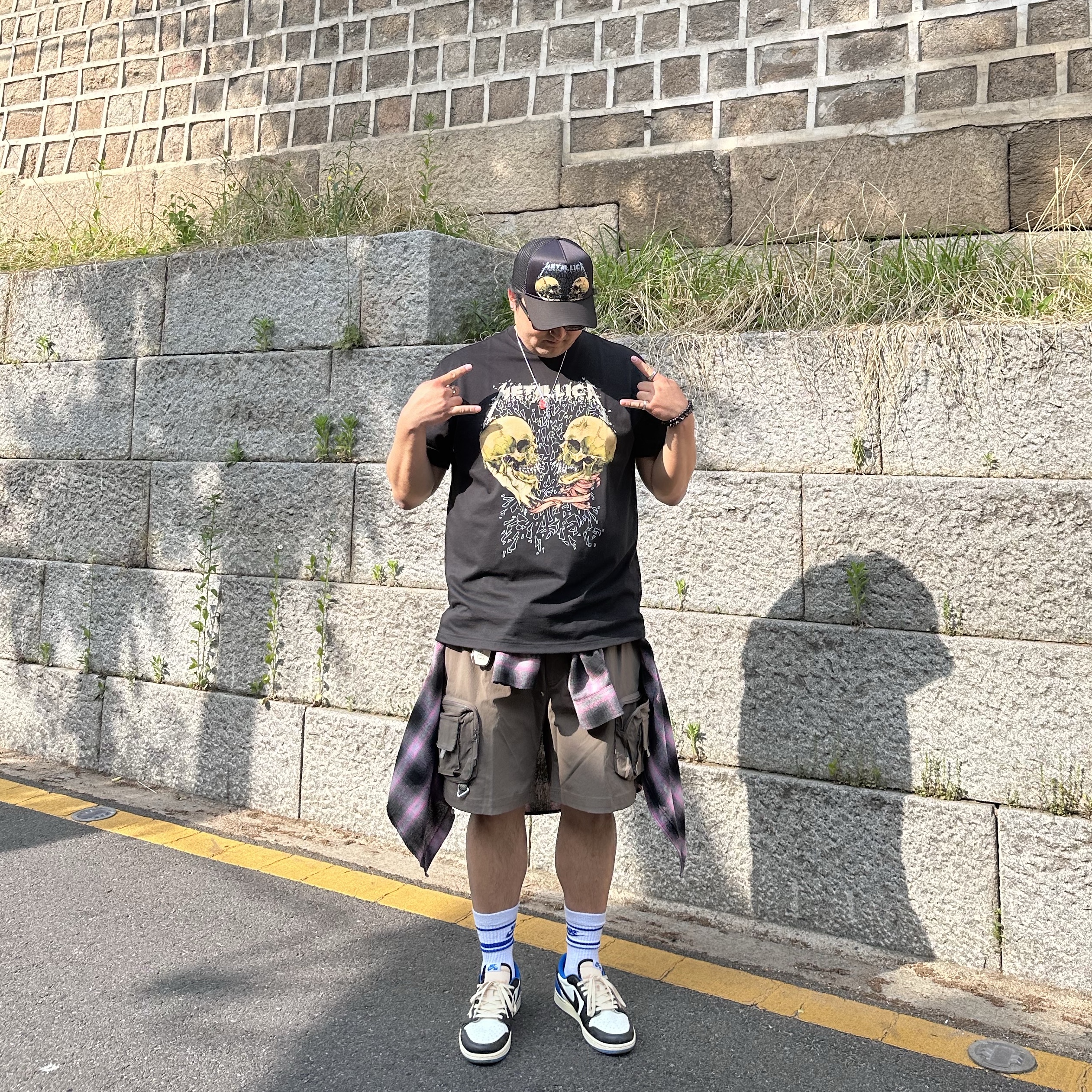 Nike ACG Cargo Shorts Ironstone - Asia, Jordan 1 x Travis Scott x Fragment Retro Low OG SP Military Blue 착용 스타일 - 1