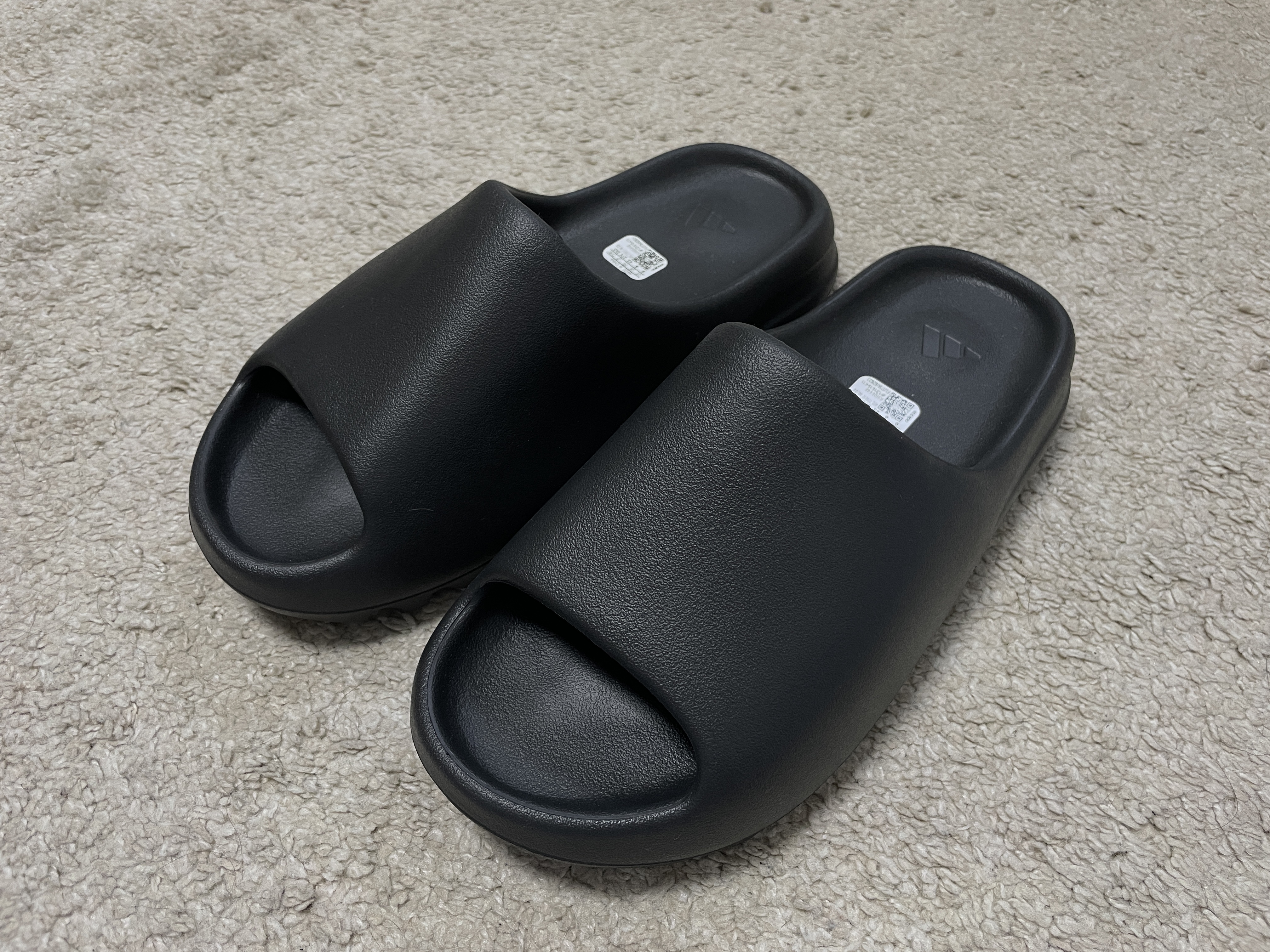 Adidas Yeezy Slide Onyx 착용 스타일