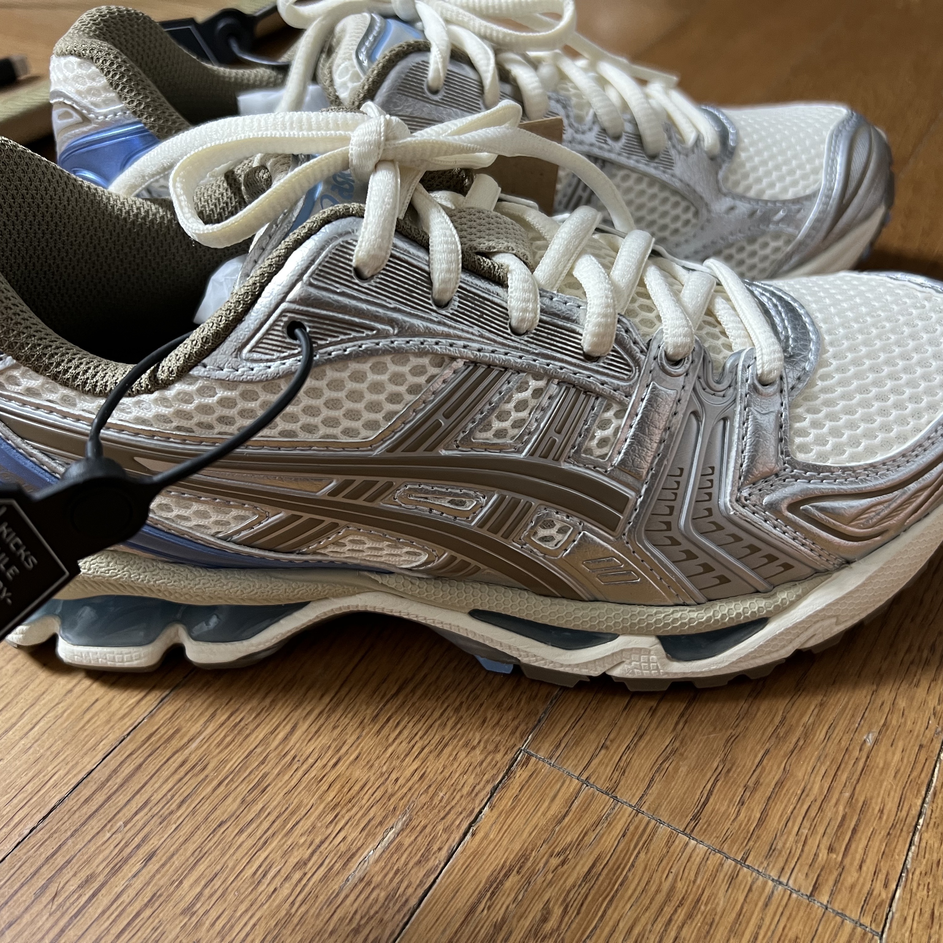 (W) Asics Gel-Kayano 14 Cream Pepper 착용 스타일 - 2