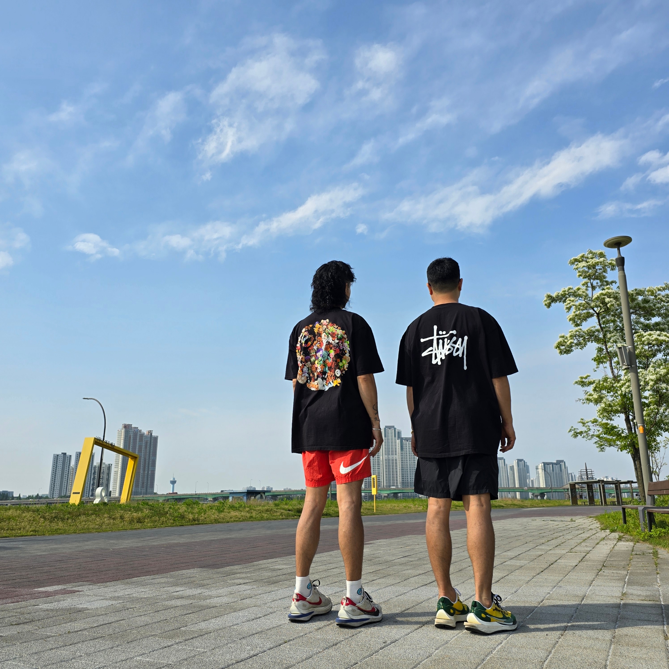 Stussy Plush T-Shirt Black, Nike x Stussy Water Shorts Habanero Red 착용 스타일 - 1
