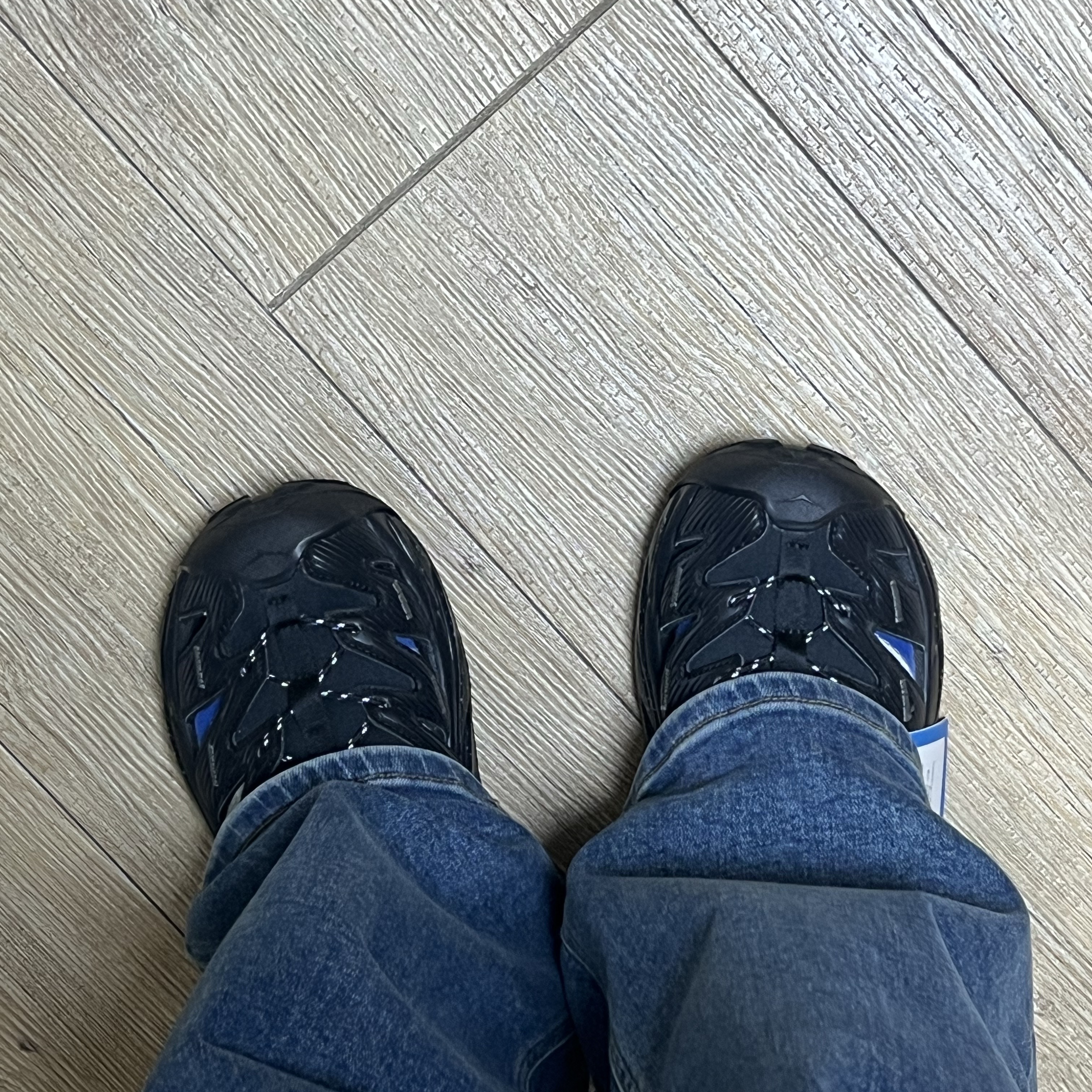 Hoka Hopara Black Castle Rock 착용 스타일