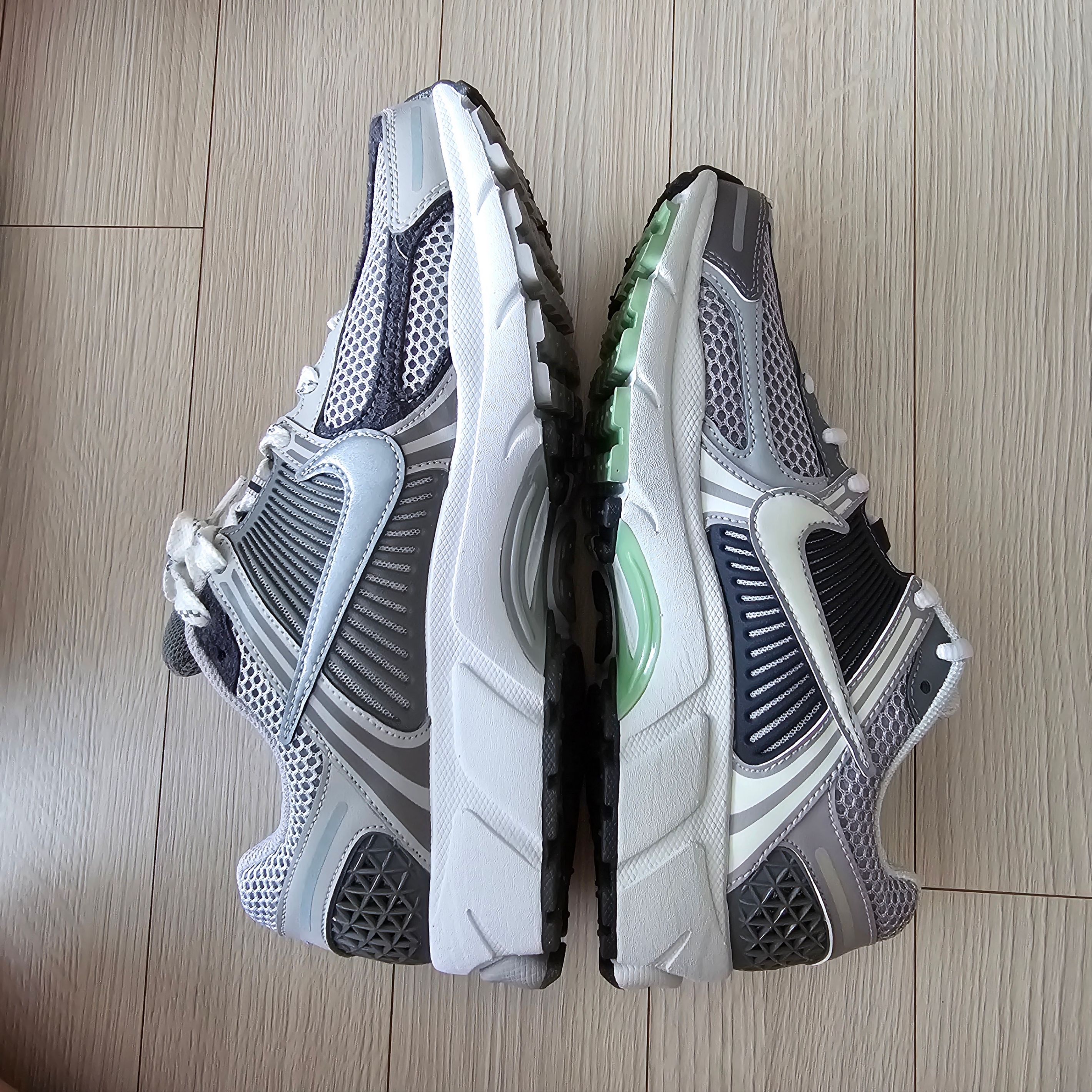 (W) Nike Zoom Vomero 5 Cobblestone and Flat Pewter, Nike Zoom Vomero 5 PRM Light Iron Ore and Flat Fewter 착용 스타일 - 5