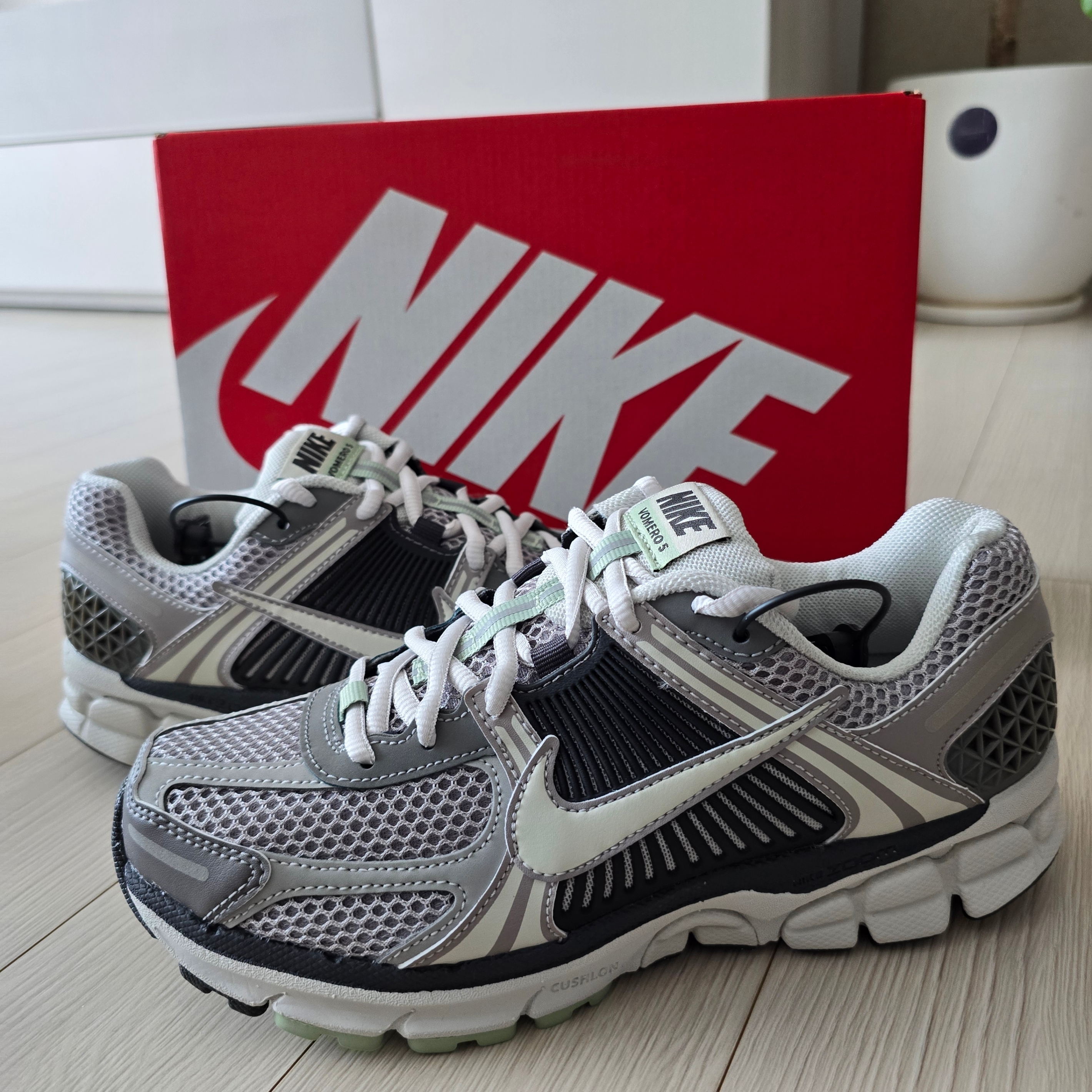 (W) Nike Zoom Vomero 5 Cobblestone and Flat Pewter 착용 스타일 - 4