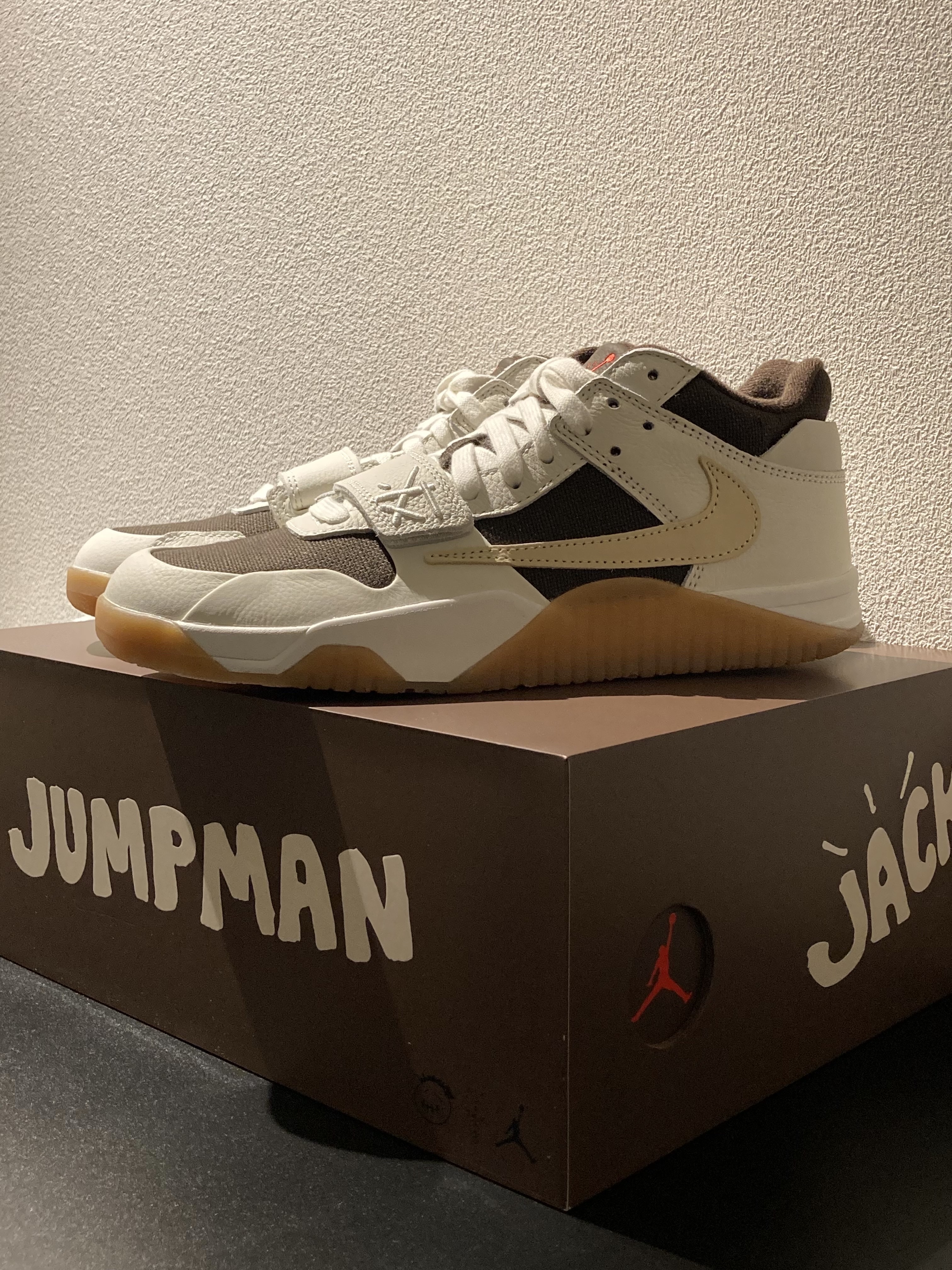 Jordan x Travis Scott Jumpman Jack TR Sail and Dark Mocha 착용 스타일 - 3