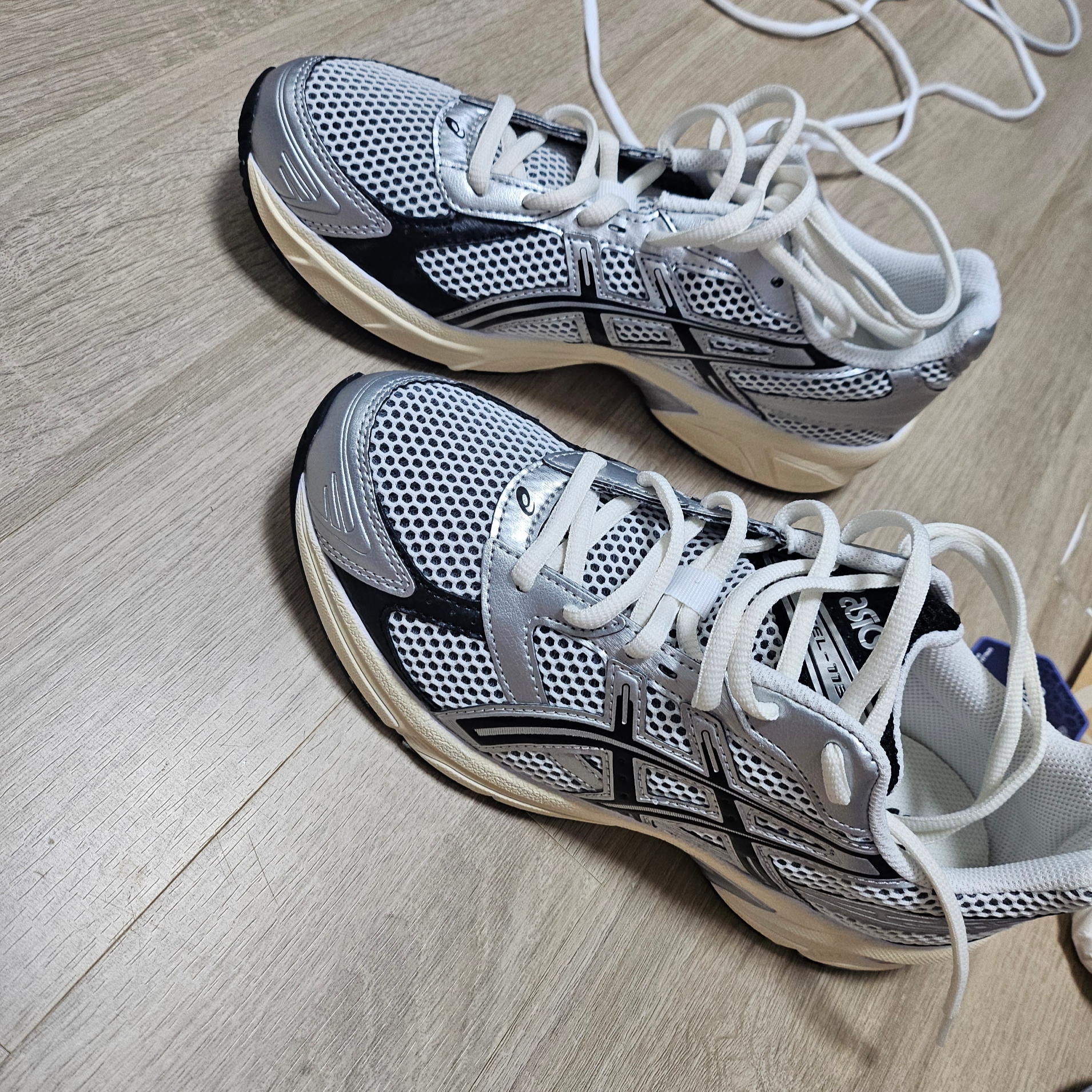 Asics Gel-1130 White Black 착용 스타일 - 1