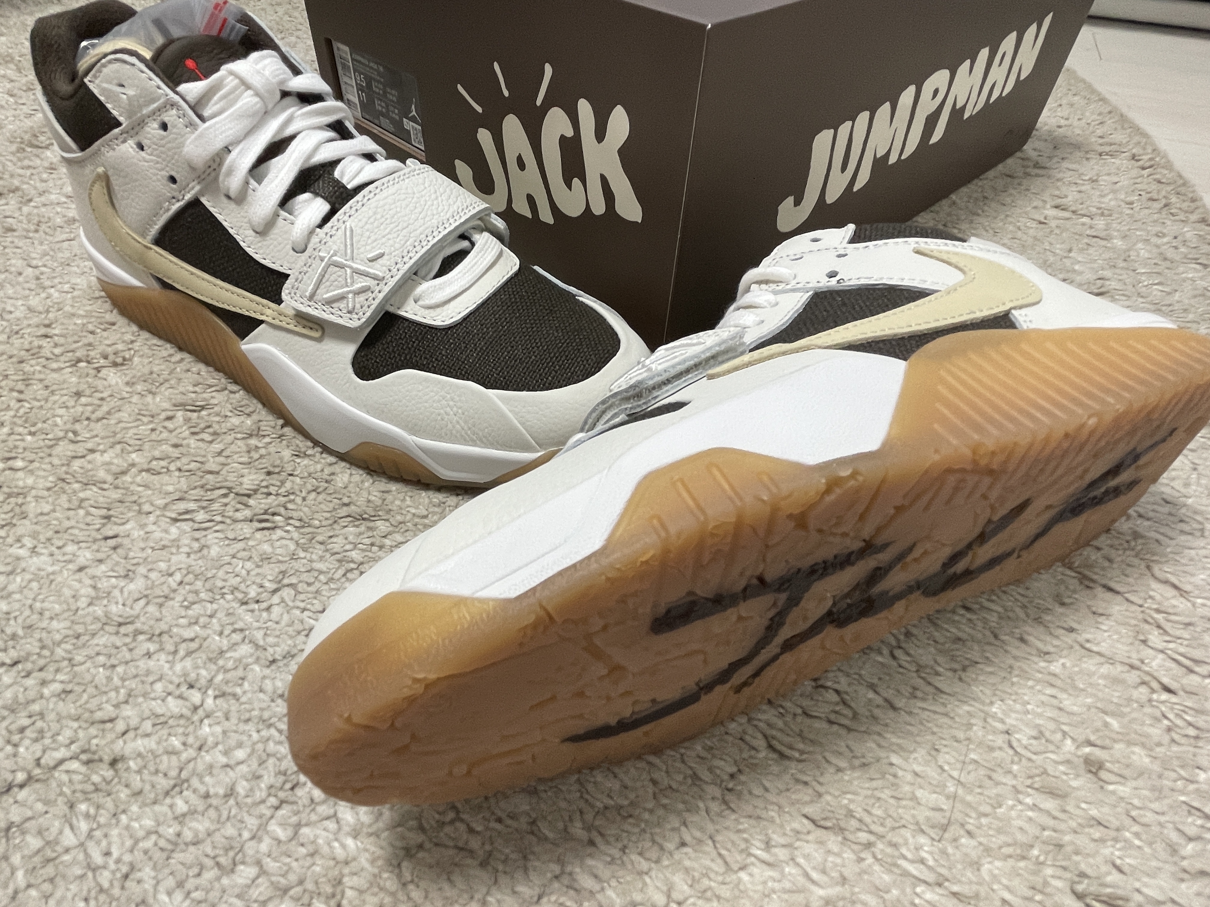 Jordan x Travis Scott Jumpman Jack TR Sail and Dark Mocha 착용 스타일 - 1