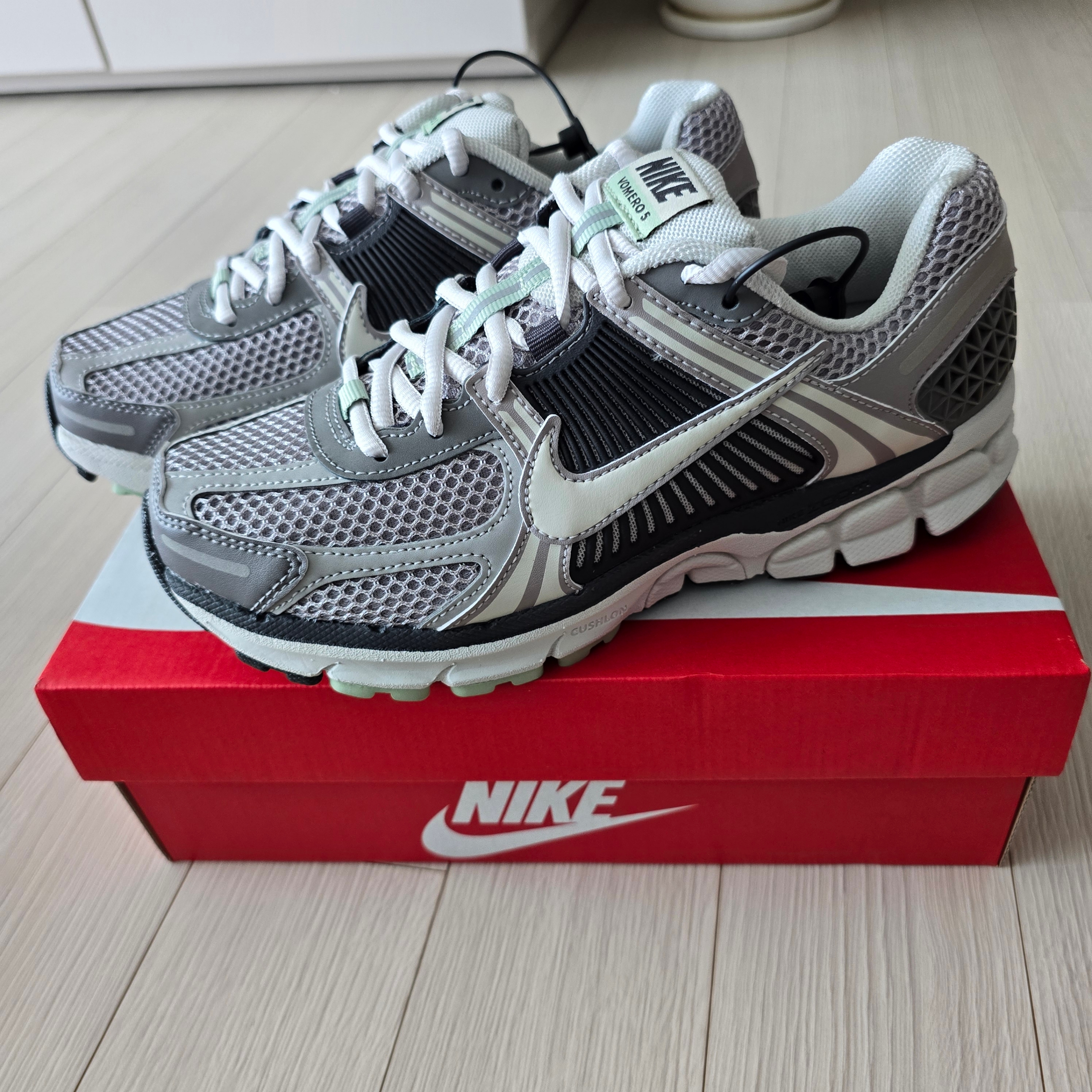 (W) Nike Zoom Vomero 5 Cobblestone and Flat Pewter 착용 스타일 - 3