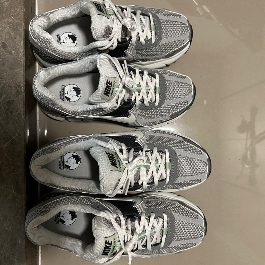 (W) Nike Zoom Vomero 5 Cobblestone and Flat Pewter 착용 스타일