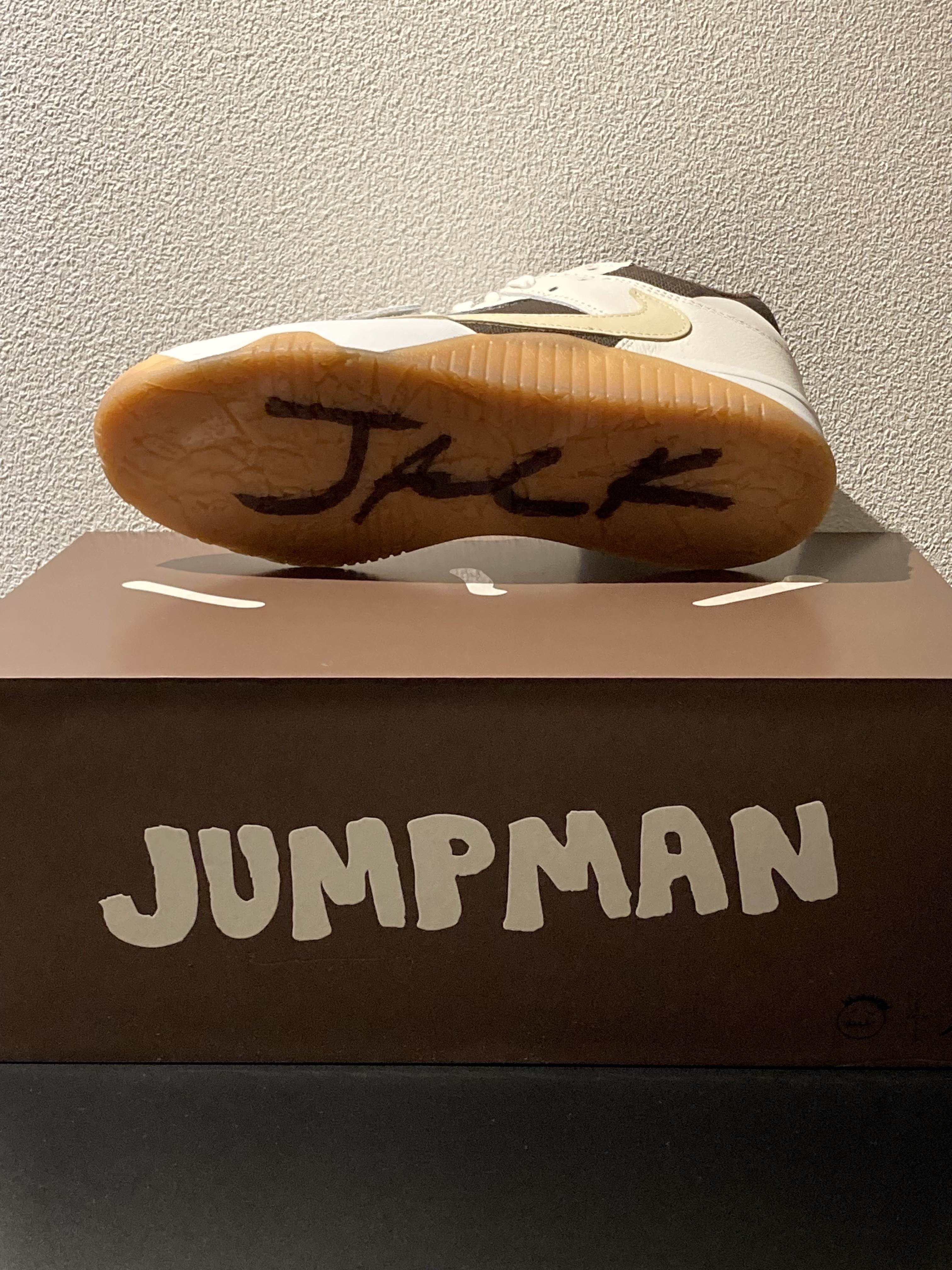 Jordan x Travis Scott Jumpman Jack TR Sail and Dark Mocha 착용 스타일 - 1