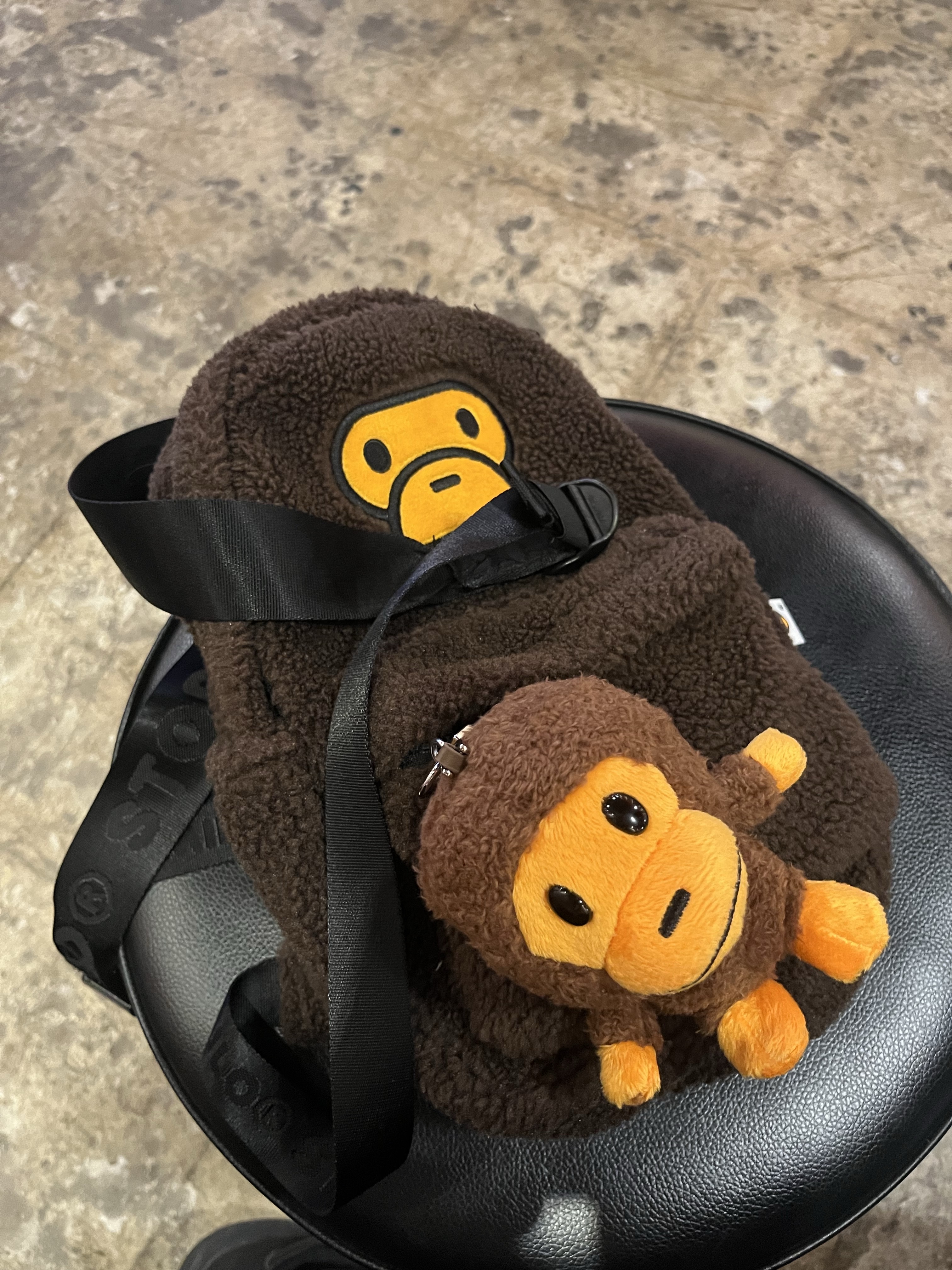 BAPE Baby Milo Mini Fur Backpack Brown, BAPE Baby Milo Plush Doll Key Chain 12cm Brown 착용 스타일