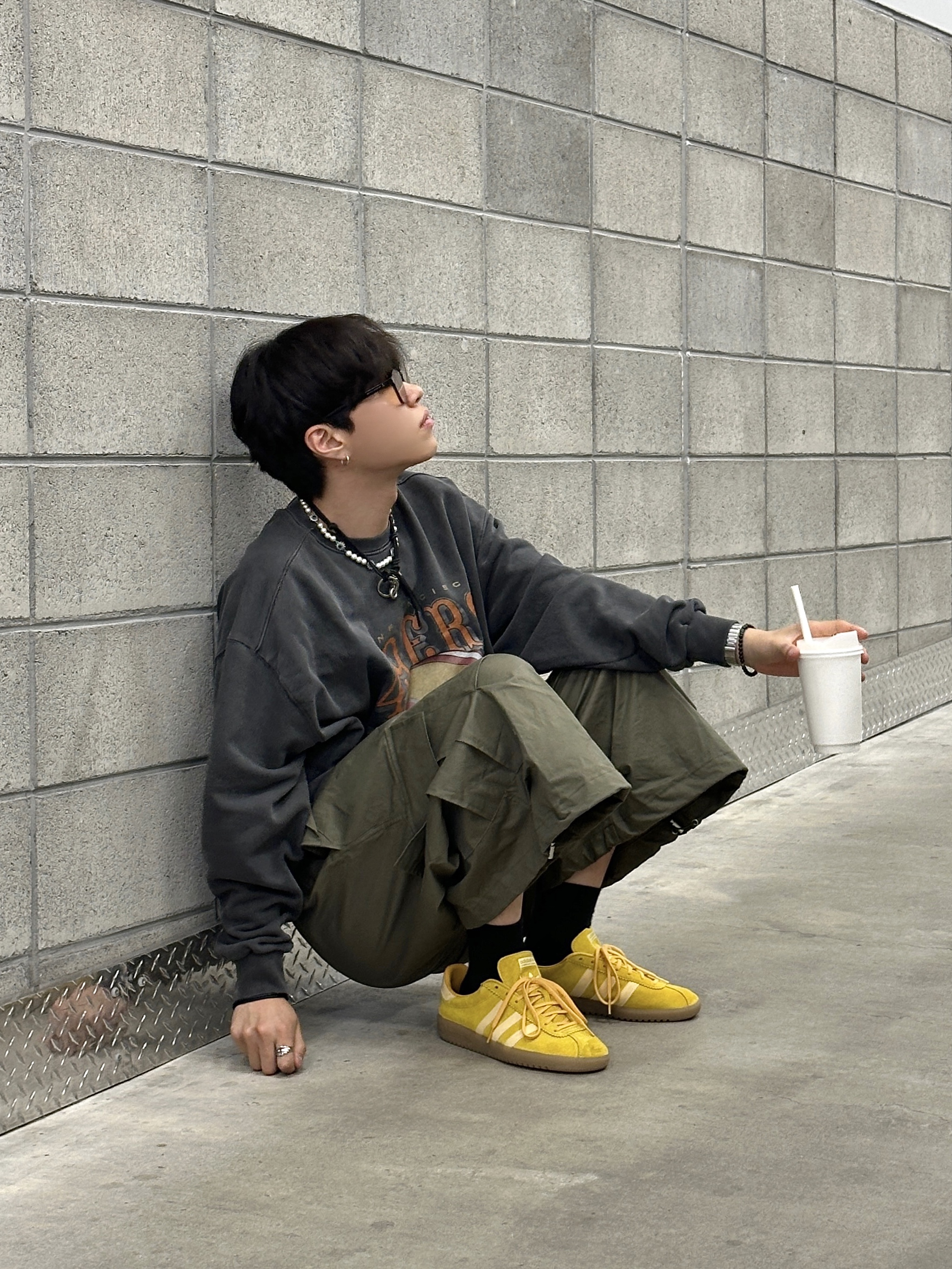 Adidas Bermuda Bold Gold 착용 스타일 - 5