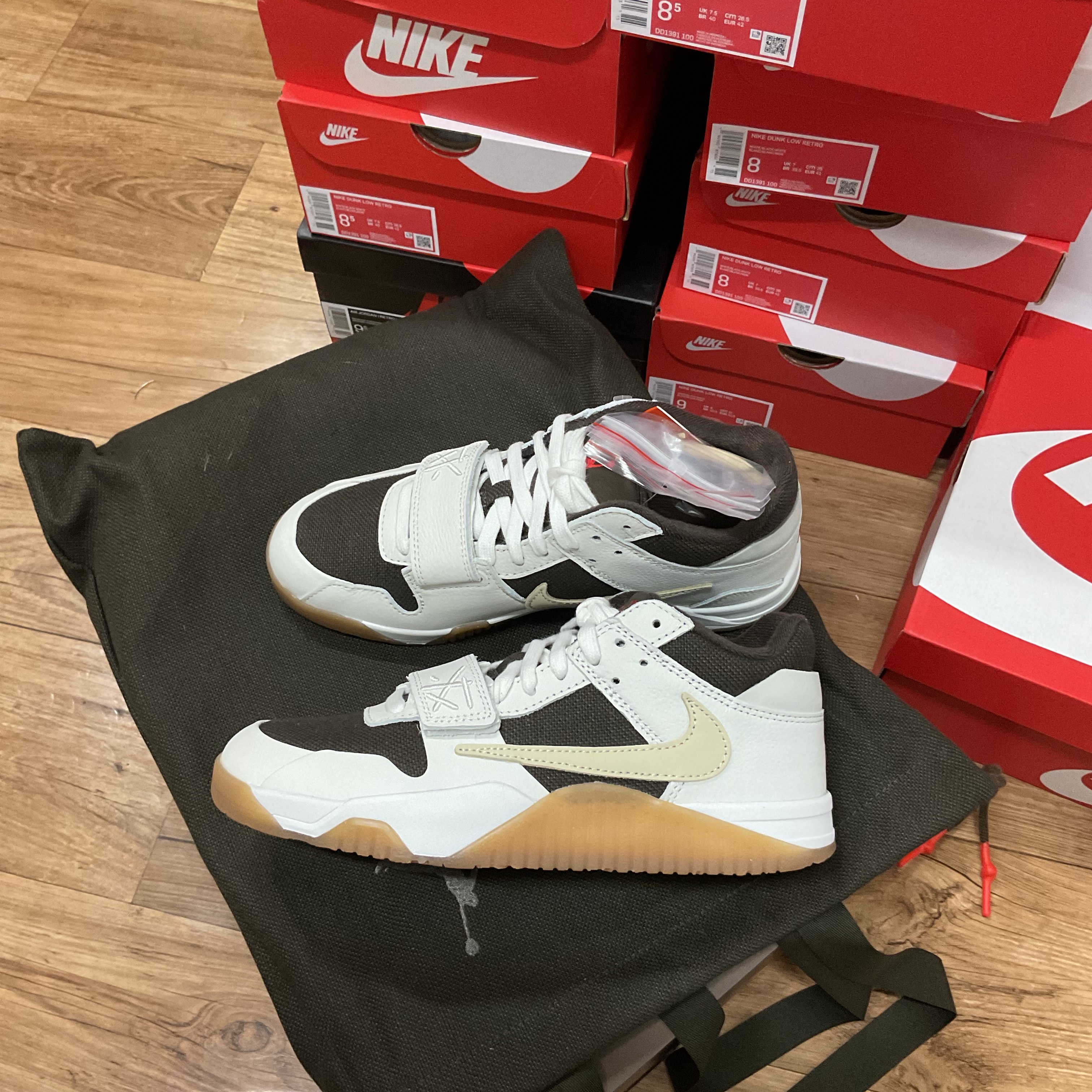 Jordan x Travis Scott Jumpman Jack TR Sail and Dark Mocha 착용 스타일