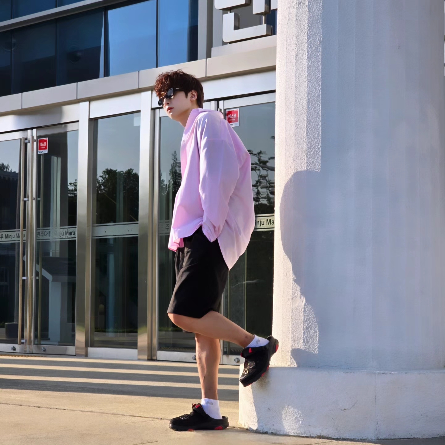 Crocs x Staple Classic All Terrain Clog Black, Millo Archive Minimalist Bermuda Half Pants Pine Green 착용 스타일 - 1