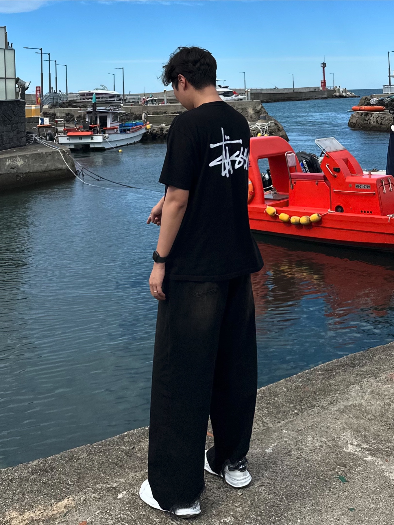 Stussy Basic Stussy T-Shirt Black 2024, 2025, Maison Mihara Yasuhiro Blakey OG Sole Canvas Low-top Sneakers White 착용 스타일 - 1