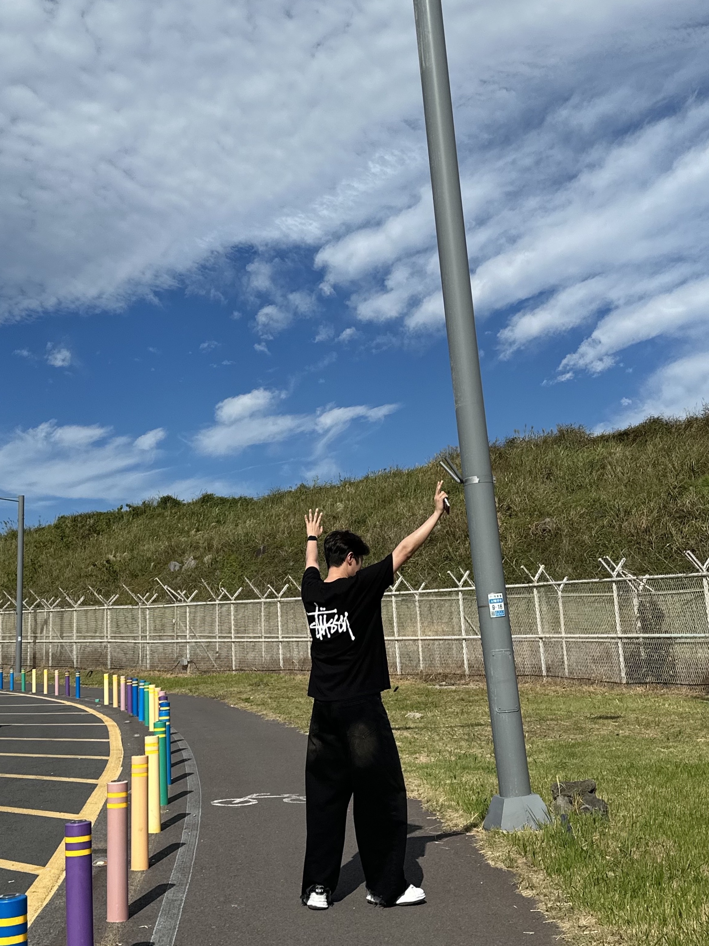 Stussy Basic Stussy T-Shirt Black 2024, 2025, Maison Mihara Yasuhiro Blakey OG Sole Canvas Low-top Sneakers White 착용 스타일 - 2