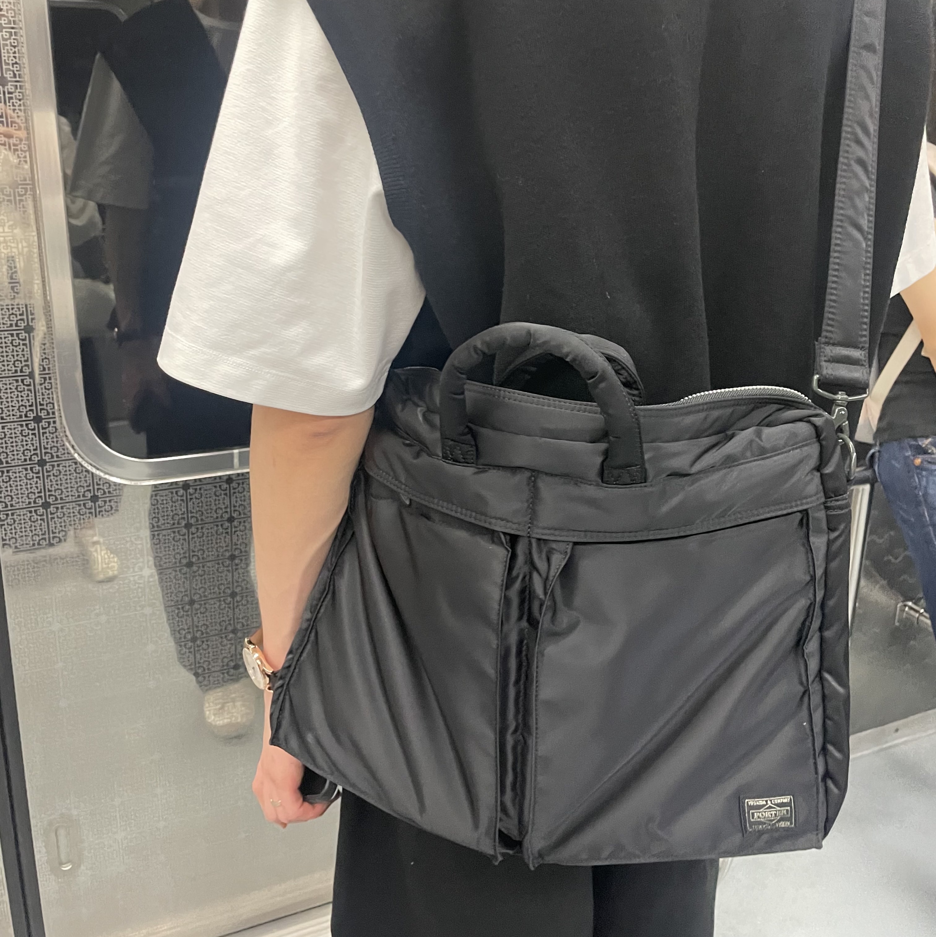 Porter Tanker 2Way Briefcase Black 착용 스타일