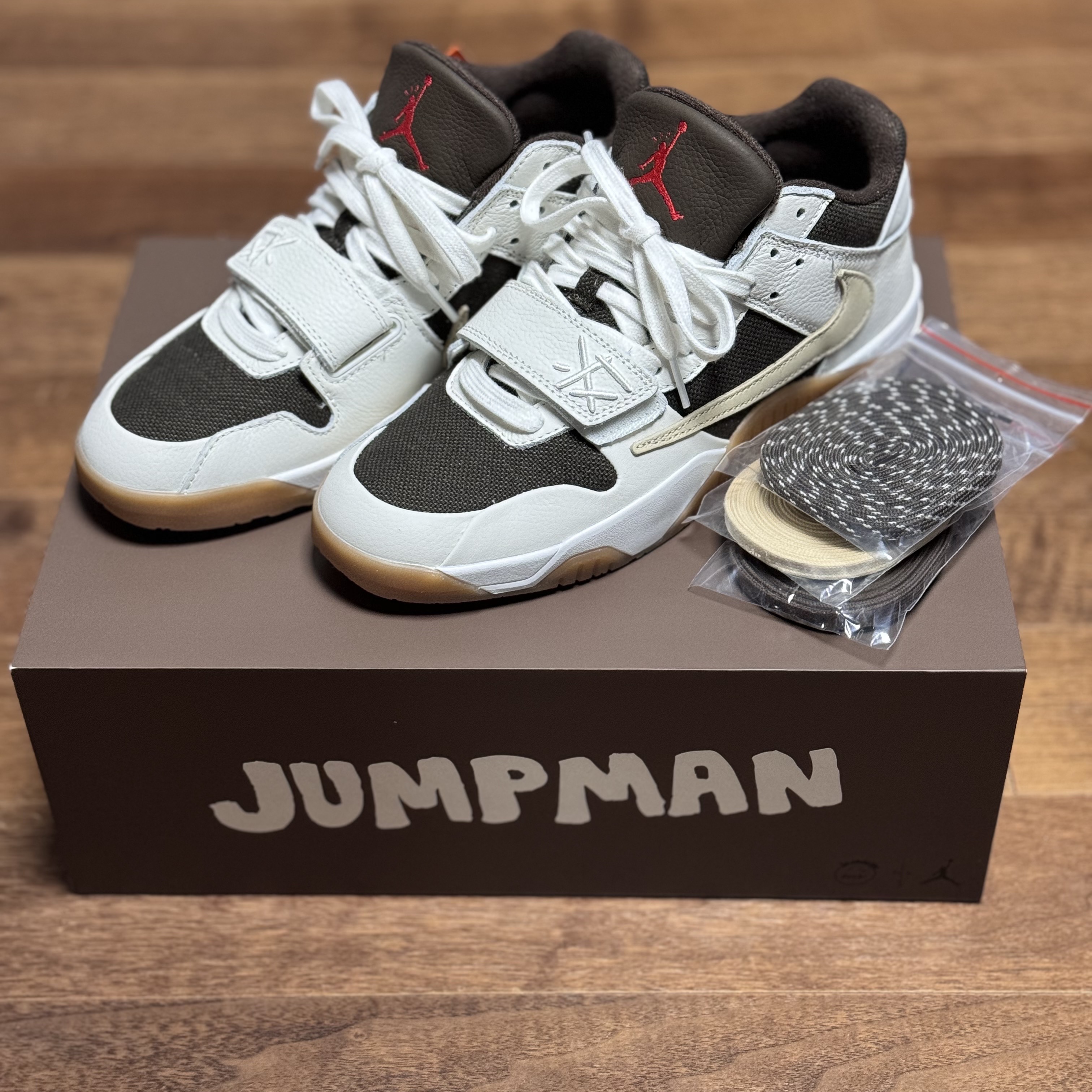 Jordan x Travis Scott Jumpman Jack TR Sail and Dark Mocha 착용 스타일 - 1