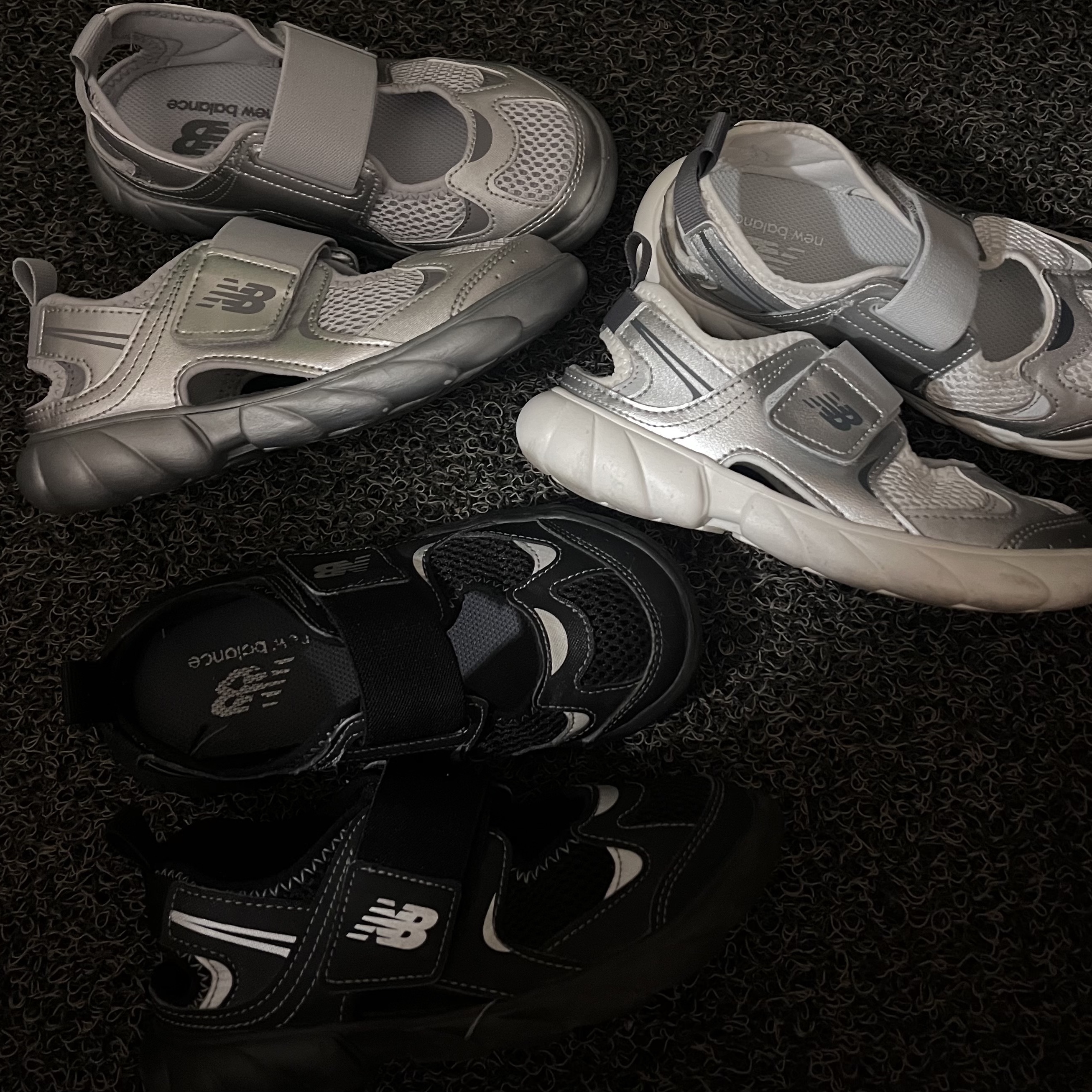 (Kids) New Balance Freedle 920 Sandal Black, (Kids) New Balance Freedle 920 Sandal Silver 착용 스타일 - 3