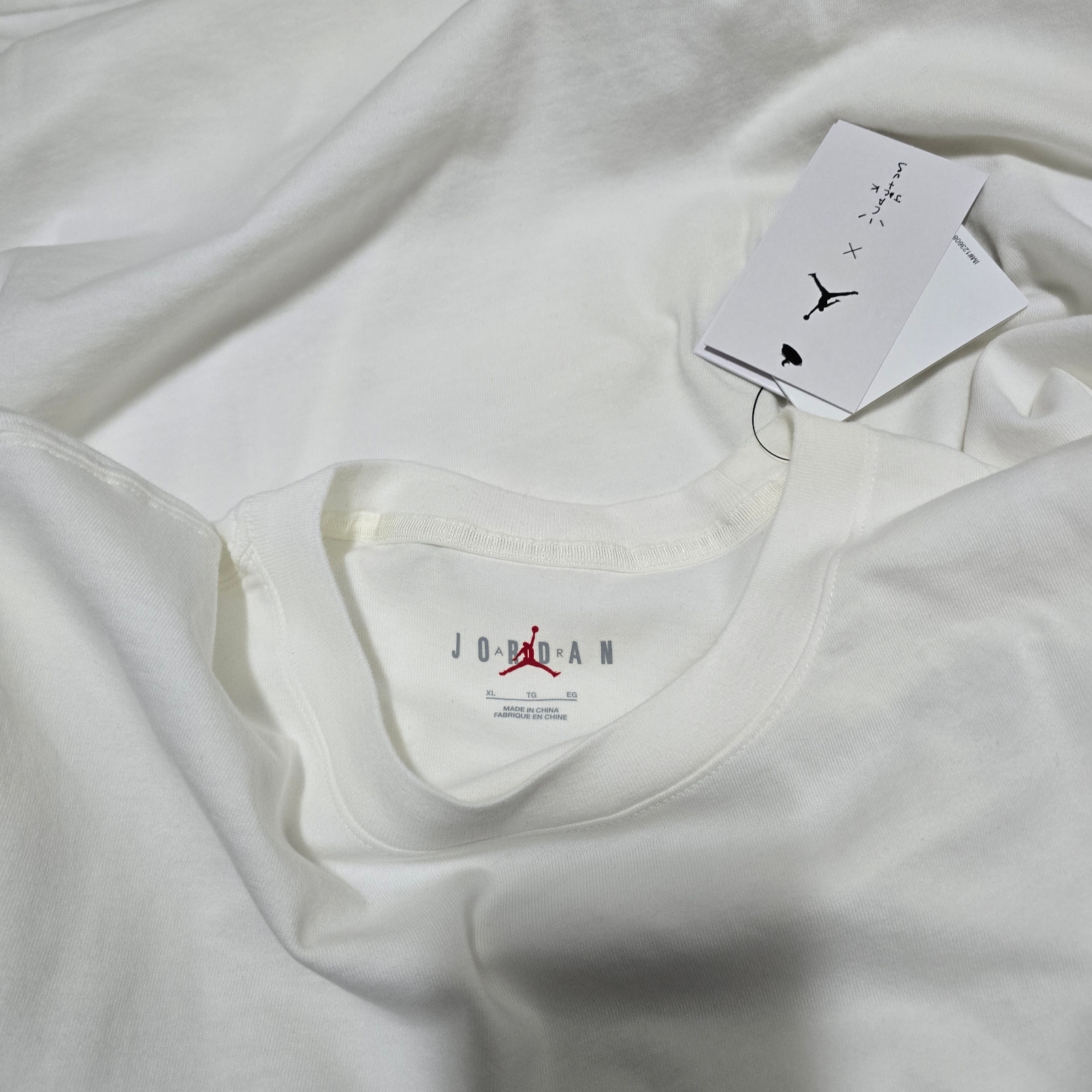 Jordan x Travis Scott T-Shirts Sail (DZ5510-133) 착용 스타일 - 2