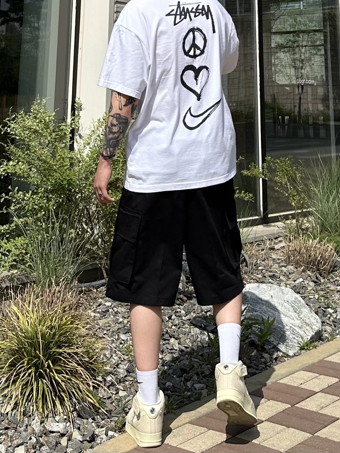 Nike x Stussy Air Force 1 '07 Mid SP Fossil, Nike x Stussy NRG RA T-Shirt Summit White (DM4942-121) 착용 스타일 - 2