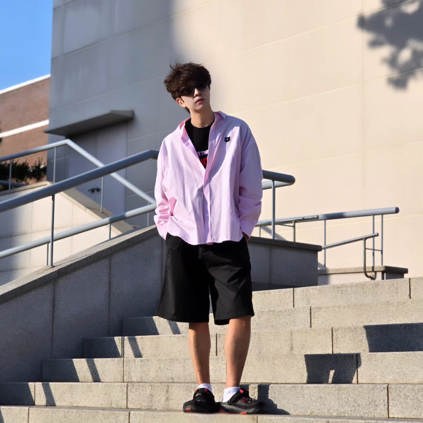 Crocs x Staple Classic All Terrain Clog Black, Millo Archive Minimalist Bermuda Half Pants Pine Green 착용 스타일 - 3
