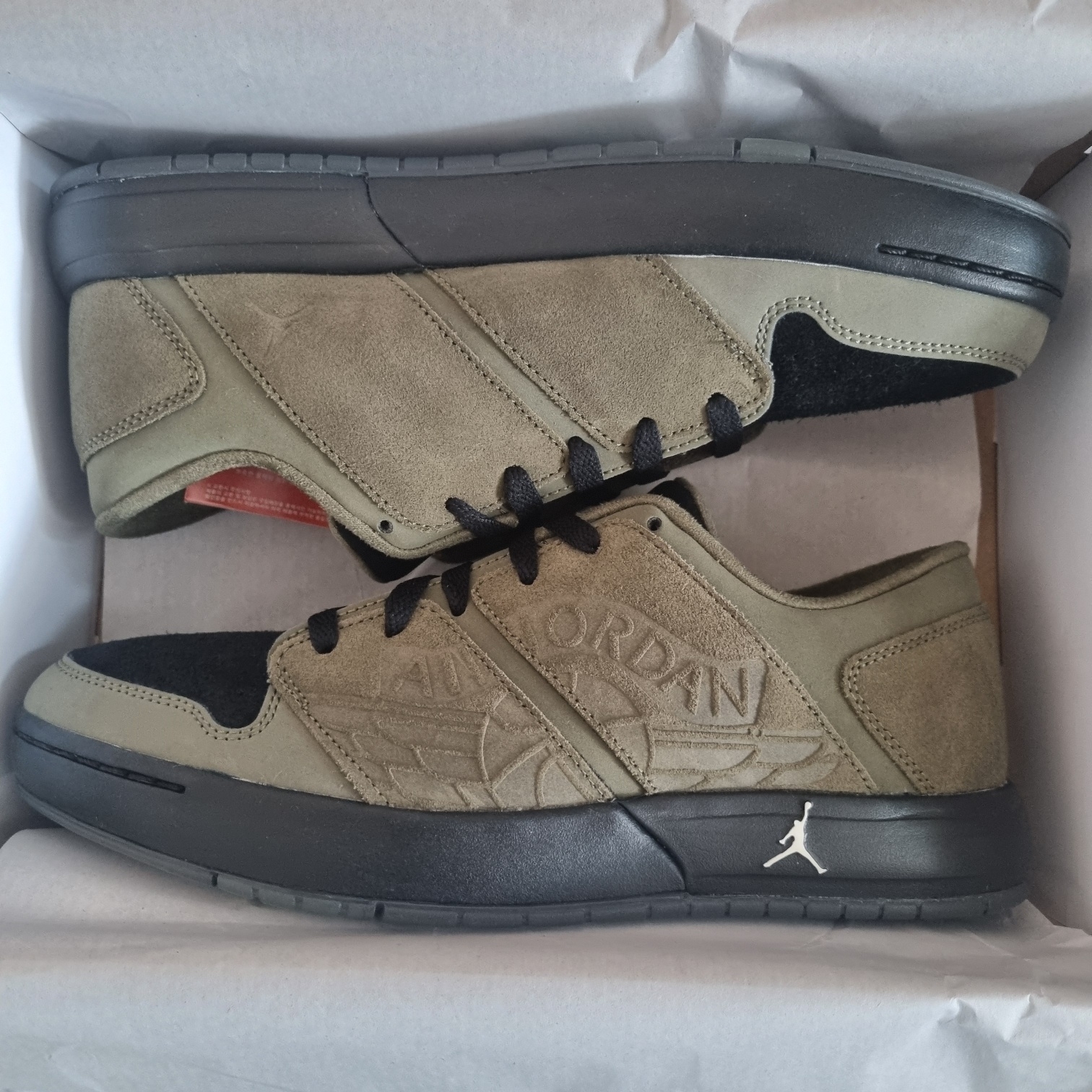 Jordan Nu Retro 1 Low Medium Olive Light Bone 착용 스타일