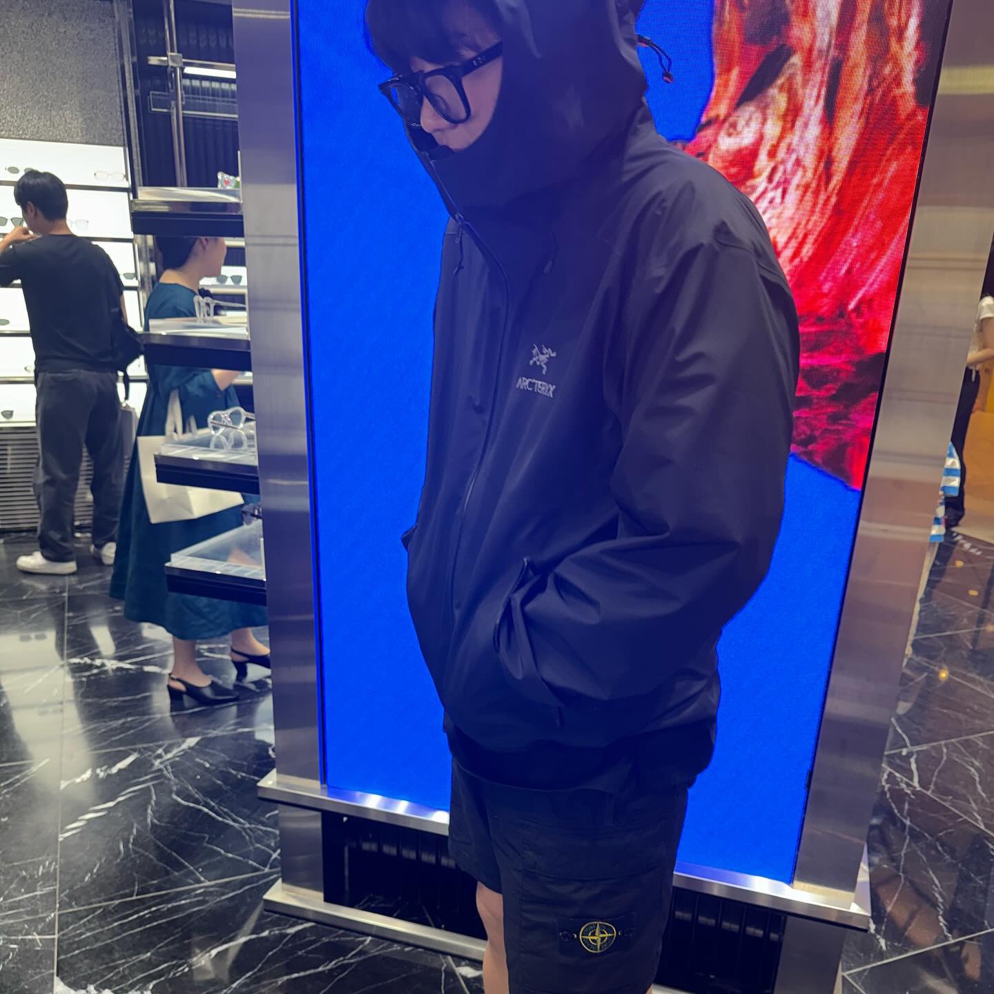Gentle Monster x Maison Margiela MM112 Black Clear, Stone Island 64651 Fleece Bermuda Shorts Black - 24SS 착용 스타일