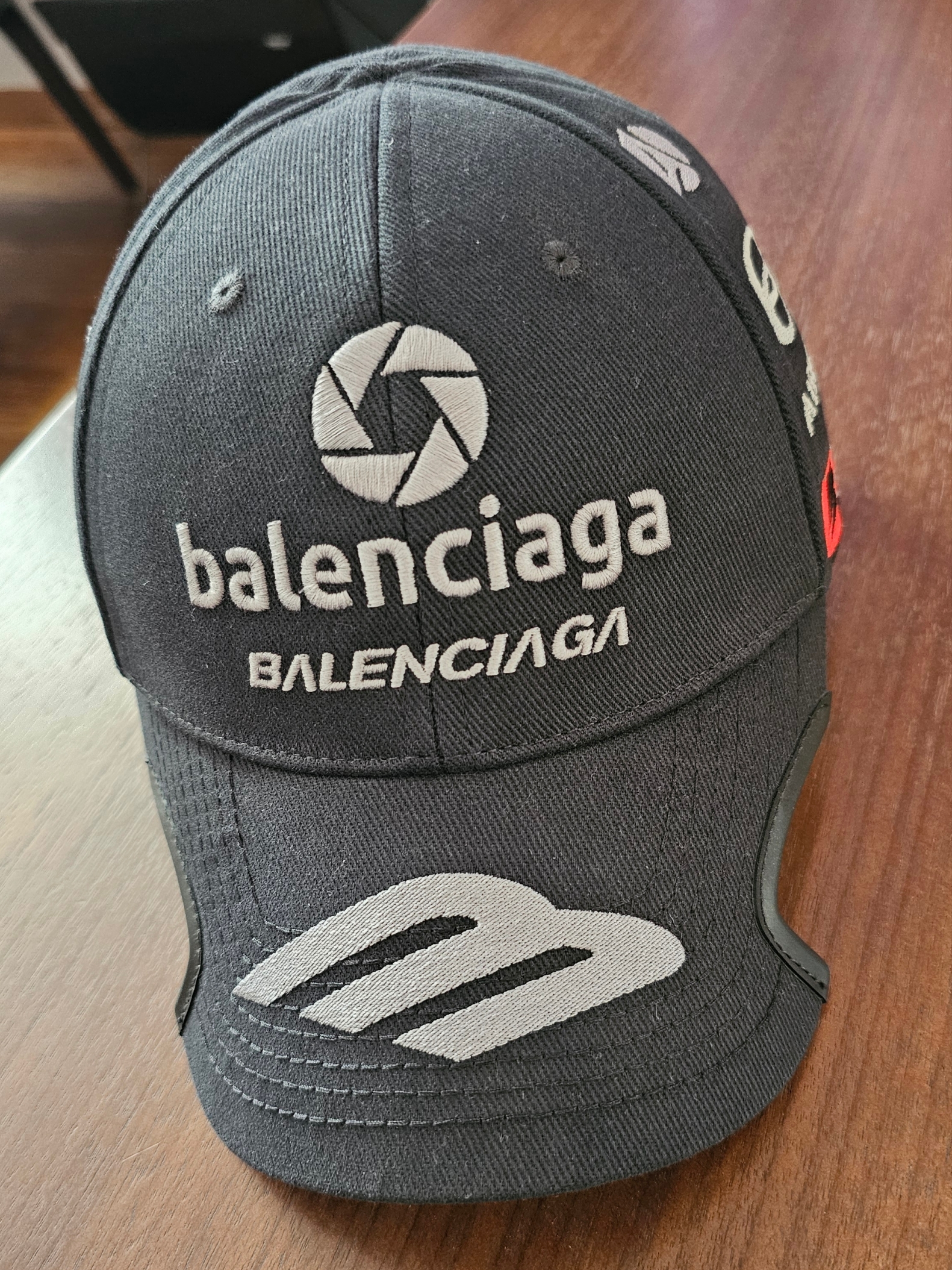 Balenciaga Top League Cap White, Balenciaga Flared Cargo Pants Black 착용 스타일 - 5