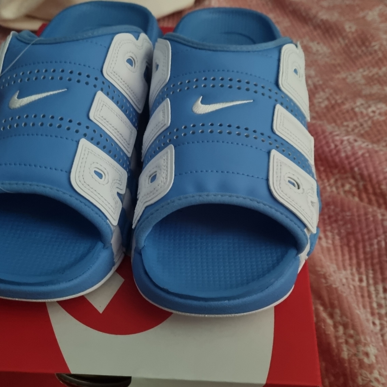 Nike Air More Uptempo Slide University Blue 착용 스타일 - 2
