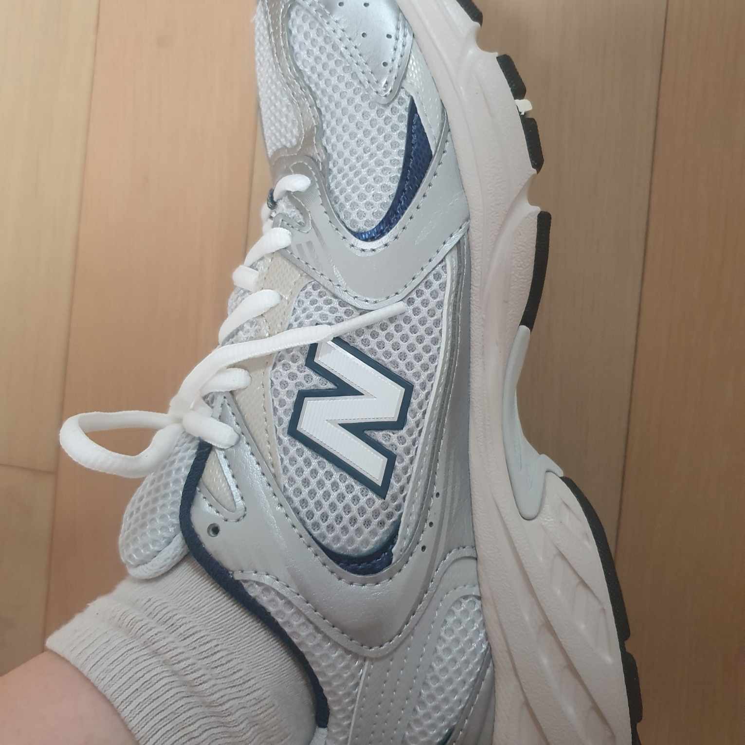 New Balance 530 Steel Grey 착용 스타일 - 1