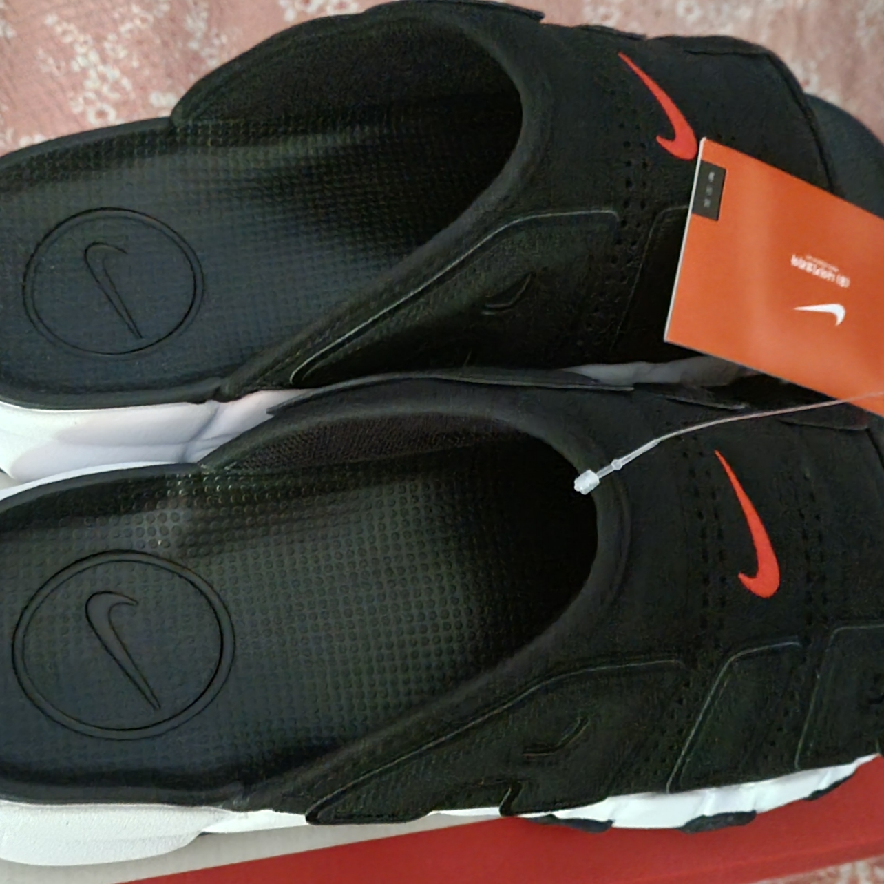 Nike Air More Uptempo Slide Black White 착용 스타일 - 2
